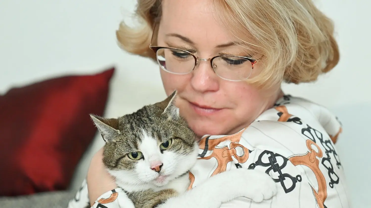 Innige Verbindung: Mola liebt es, mit Oxana Arkaeva zu kuscheln.Der abendliche Spaziergang durchs Viertel darf auch nicht fehlen.⇥