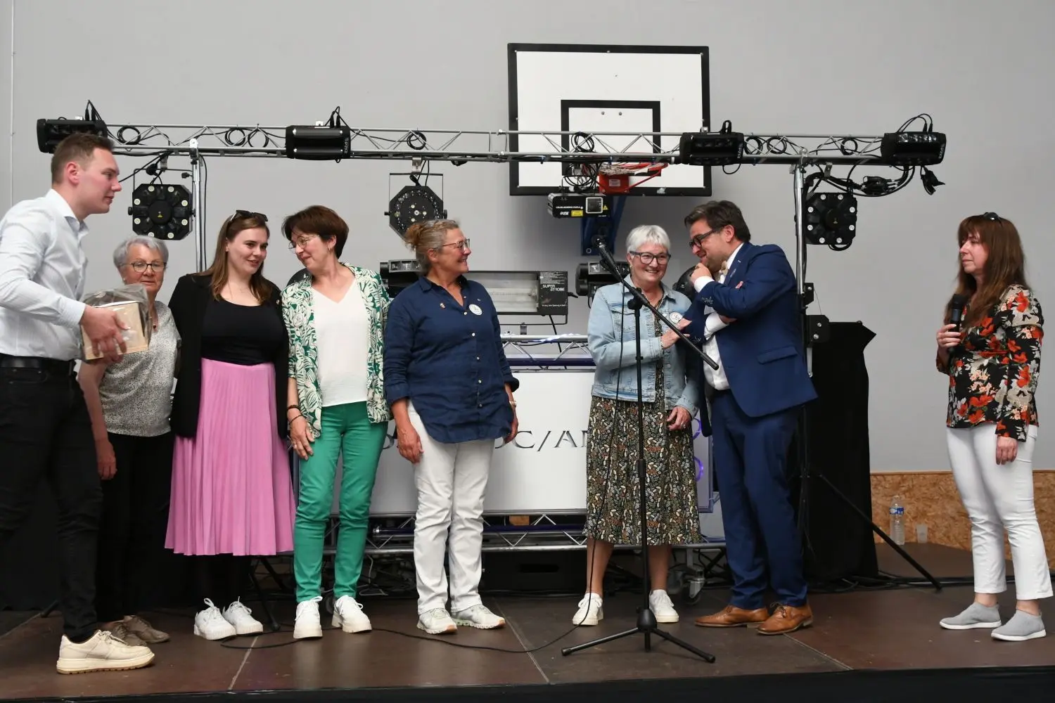Das Team „Ghislaine“ siegte beim Spiel „ZwieTess“. Organisator  Alexis Loiseau (li.) und Gildas Ferchaud (re.) gratulierten.