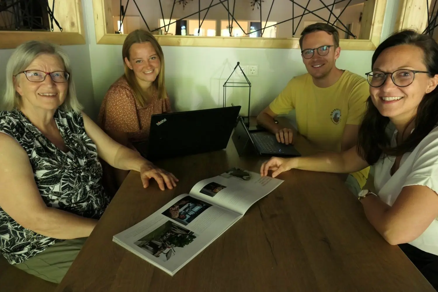 Johanna Wachter, Jana Müller, Tobias Kern und Marit Rutschmann von der DCG bereiten das Gemeindefest am Sonntag mit vor.