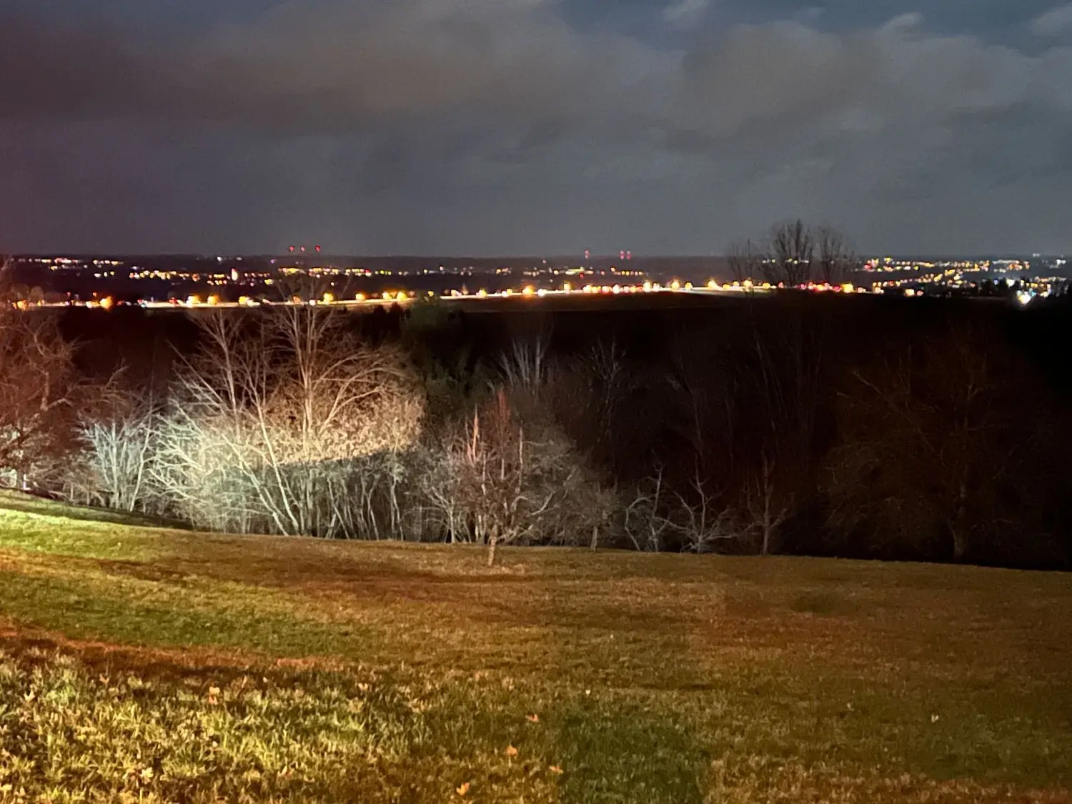 Blick zum Aasrücken: Unter dem Motto „Hohenstaufen glüht“ haben am Mittwoch, 24.01.2024, mehrere hundert Traktoren und Pkw die Straßen rund um den Göppinger Hausberg blockiert.