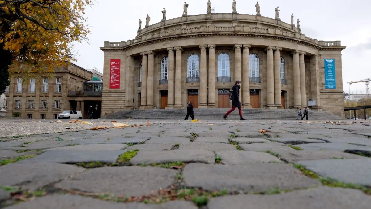 Das Opernhaus in Stuttgart, das generalsaniert und erweitert werden soll.
Das Opernhaus in Stuttgart (Baden-Württemberg), aufgenommen am 27.11.2017. Der Verwaltungsrat der Württembergischen Staatstheater entscheidet über ein Ausweichquartier für die Spielstätte bei einer anstehenden Renovierung. Beginnen könnte die auf sieben Jahre angelegte Generalsanierung demnach 2021. Die Kosten werden auf 400 Millionen Euro geschätzt. (zu dpa: "Staatsoper Stuttgart - Ausweichquartier wird offiziell beschlossen" vom 27.11.2017) Foto: Bernd Weißbrod/dpa +++(c) dpa - Bildfunk+++ | Verwendung weltweit