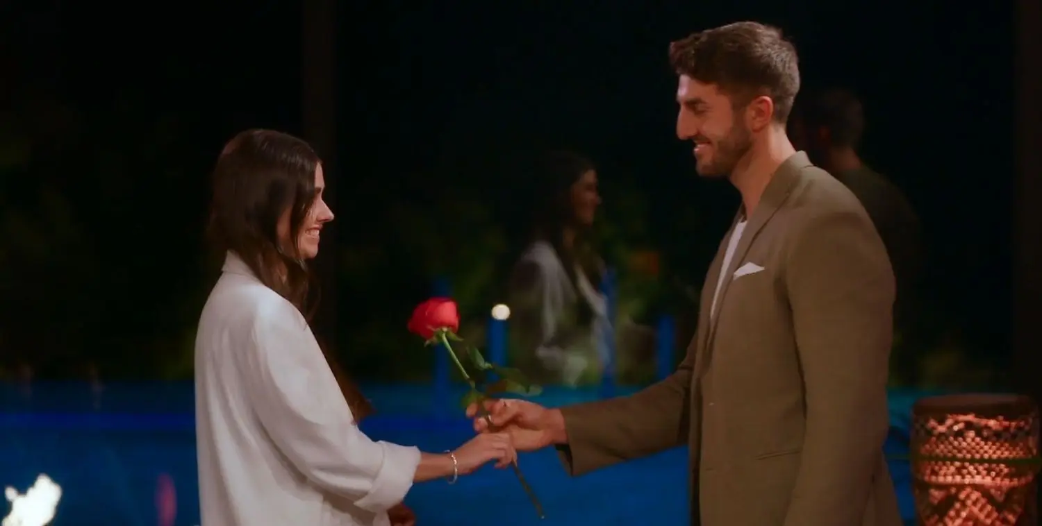 Als erste an diesem Abend bekommt Lissy ihre Rose überreicht.