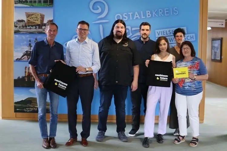 Stehen hinter der Kampagne „nachtsam“ (von links): Dinkelsbühls OB Christoph Hammer, Landrat Joachim Bläse, Festival-Veranstalter Achim Ostertag, dessen Mitarbeiter Jonas Medinger und Minou Alirezazadeh, die Beauftragte für Chancengleichheit im Ostalbkreis, Carmen Venus, und Rita Mager vom Verein „Frauen helfen Frauen“.