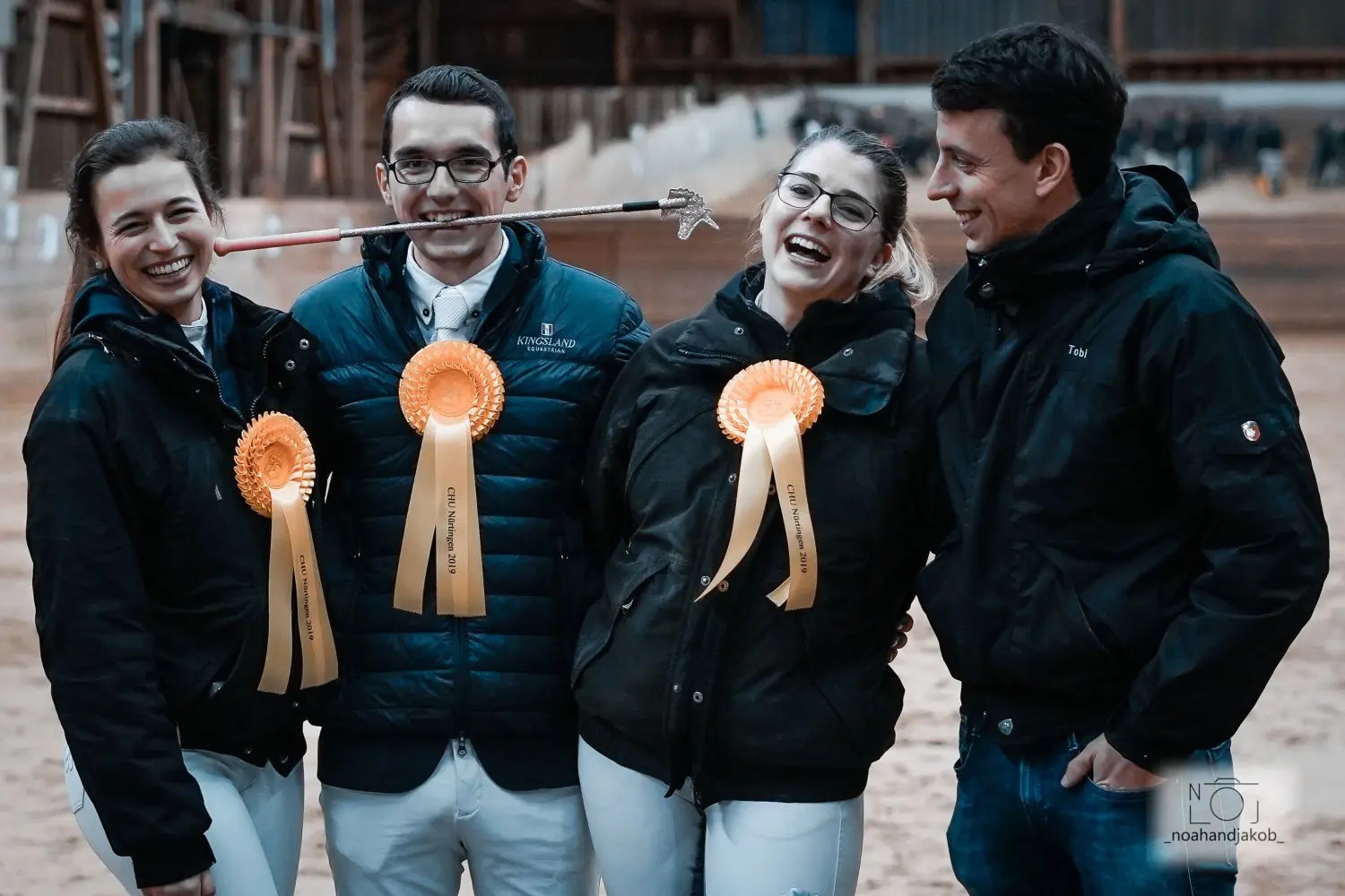 Bild oben: Beim Turnier in Nürtingen holten die Ulmer im vergangenen Jahr den ersten Platz. Von links Marie Prokop, Sven Zeller, Magdalena Schlecht und Tobias Egle. Unten: Gruppenbild mit Pferd: Das aktuelle Aufgebot der Ulmer Studentenreiter. ⇥