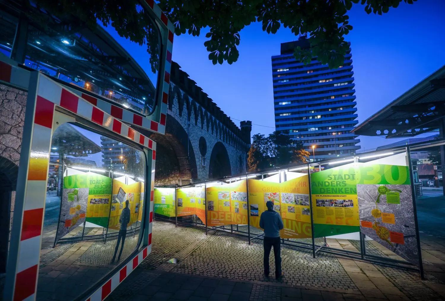 Die Ausstellung zur Landesgartenschau 2030 am Ehinger Tor. Wer sich informieren will, bekommt hier einen Überblick. ⇥Fotos: Matthias Kessler