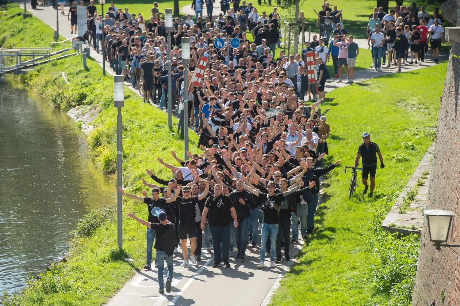 SSV-Fans auf dem Weg zum Donaustadion.