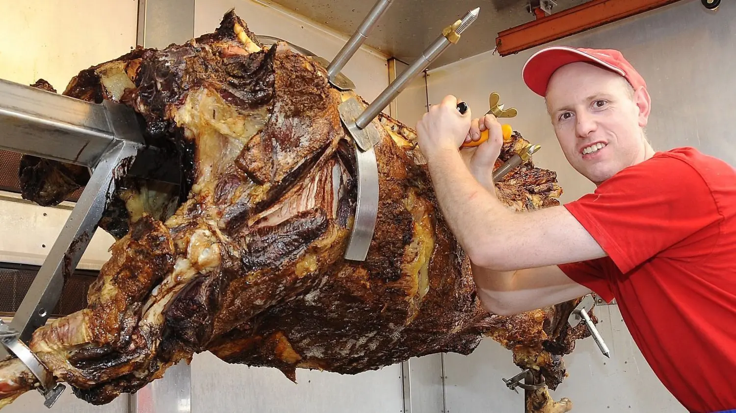 Für spannende Bewirtung ist beim Hechinger Traditionsfest immer gesorgt. Neu ist in diesem Jahr ein ganzer Ochs am Spieß aus Bayern. Die Vereine im Weiher tischen freilich auch Fleischloses auf.⇥