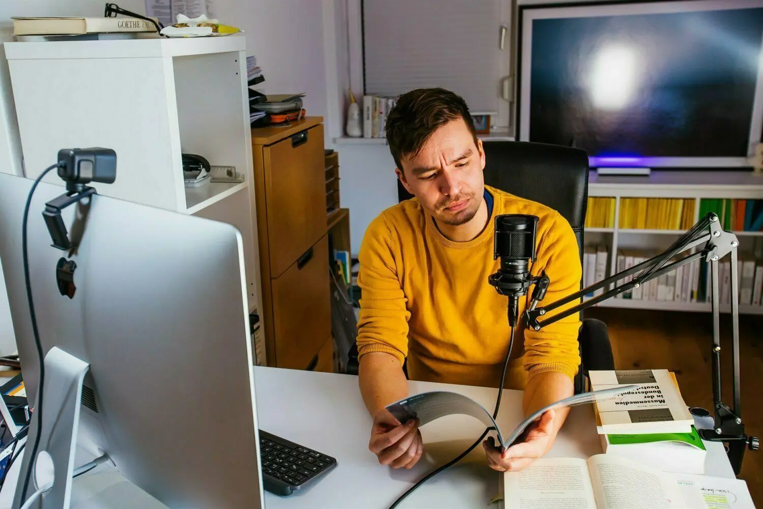 Bob Blume in seinem heimischen Büro. Hier produziert er auch Lehrvideos für seine Schüler.