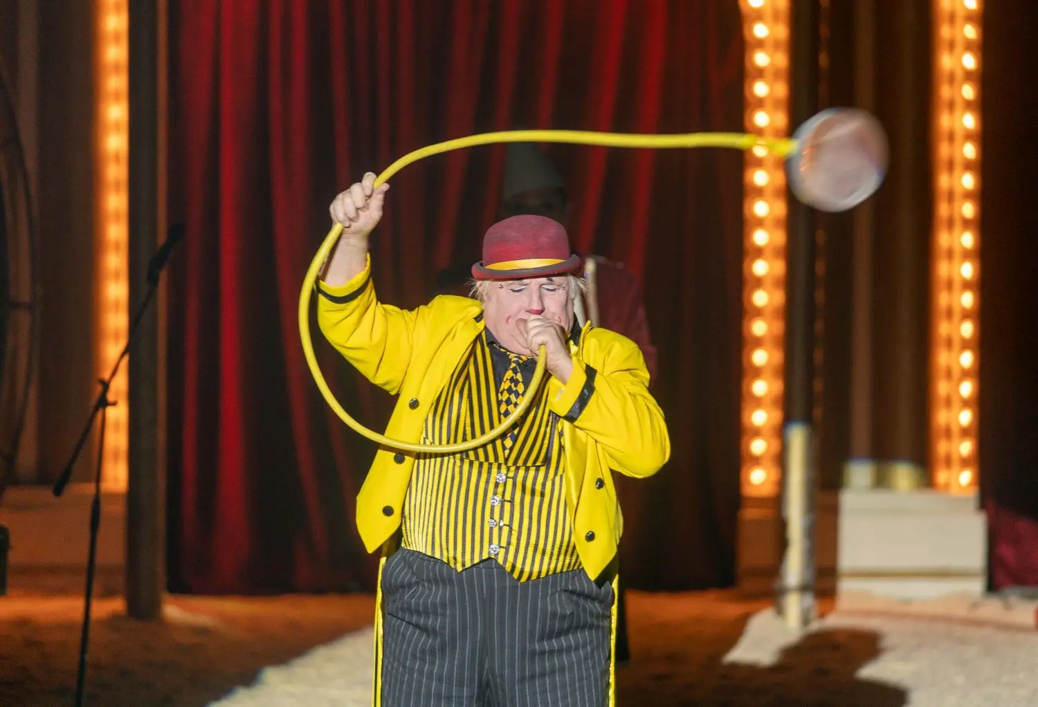 Clowns garantieren Gelegenheiten zum herzlichen Lachen beim Weihnachtszirkus in der Friedrichsau.