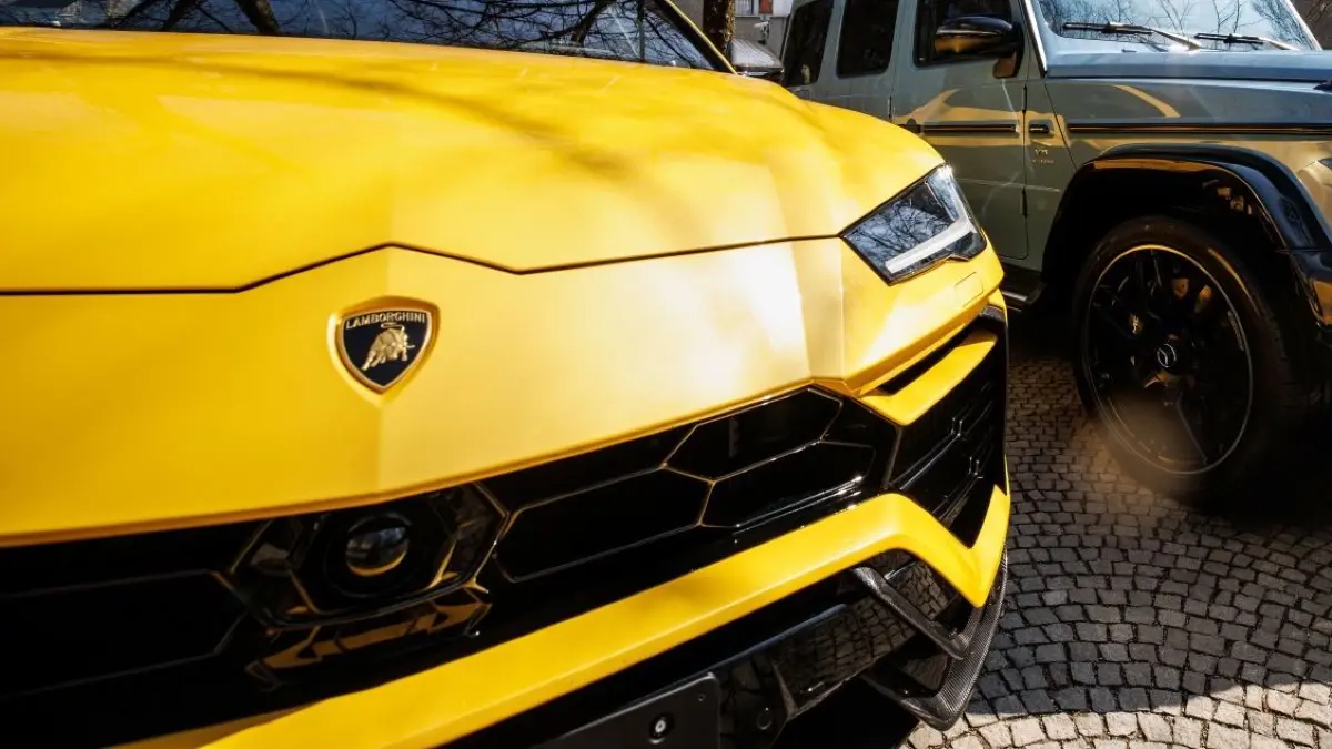 Geldwäsche mittels Luxusauto-Käufen: Ein früherer Fußball-Manager aus Brandenburg soll Mitgliedern einer Drogenbande unter anderem einen Lamborghini und einen hochwertigen Wagen von Mercedes beschafft haben. (Symbolfoto)
Ein beim Ermittlungsverfahren "Mulino" beschlagnahmter Lamborghini sowie eine Mercedes G-Klasse stehen im Vorfeld einer Pressekonferenz zur Information über die aktuellen Entwicklungen bei der Bekämpfung Organisierter Kriminalität in Bayern vor dem Landeskriminalamt. Die Fahrzeuge stammen aus einem Ermittlungsverfahren gegen Mitglieder der italienischen Mafiaorganisation "Ndrangheta", die die Fahrzeuge über ein sogenanntes Umsatzsteuerkarussell mehrfach verkauft haben. +++ dpa-Bildfunk +++