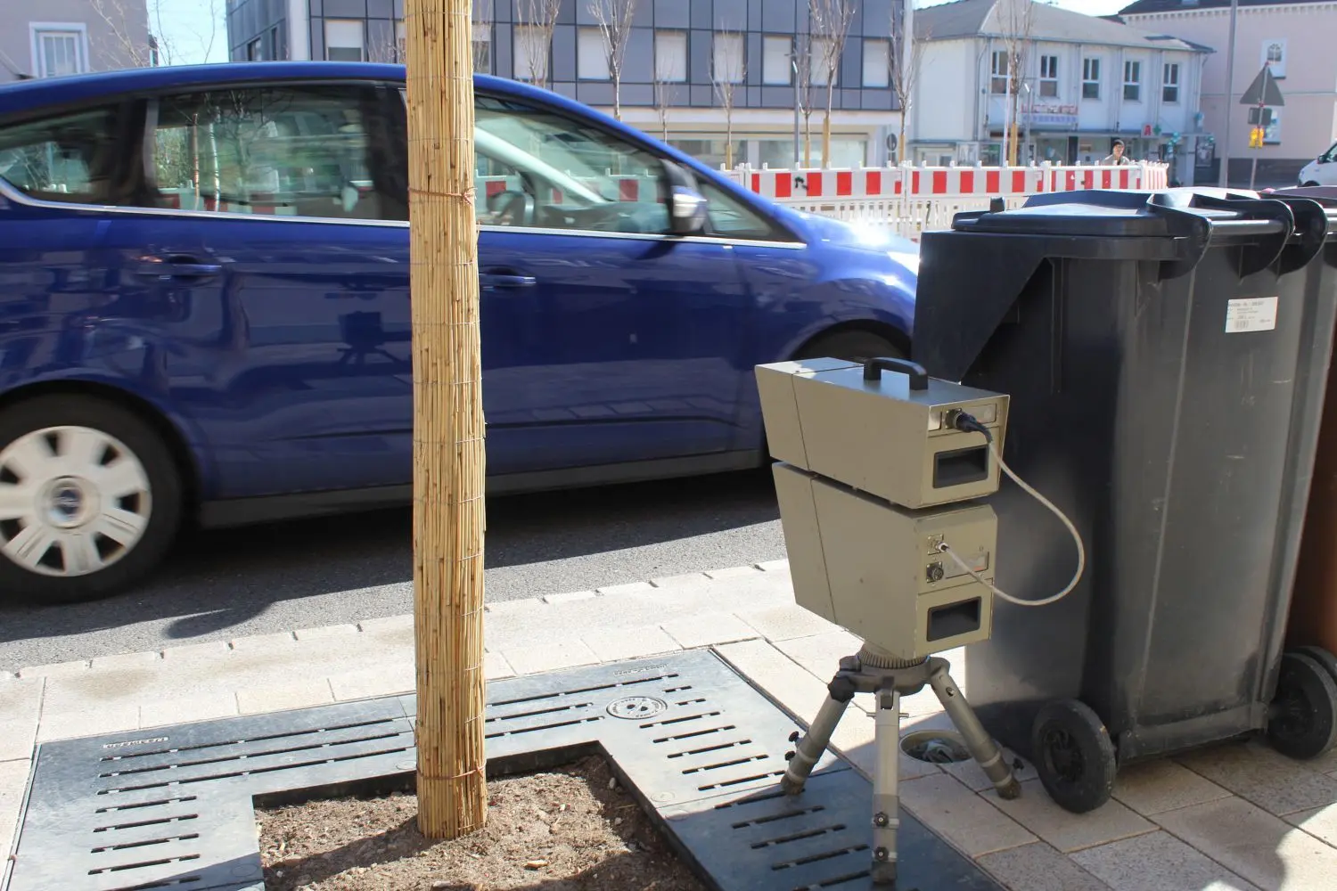 Gut versteckt hinter einer Mülltonne wurde am Montagvormittag ein Blitzer postiert, um das Tempo-20-Gebot zu überwachen.