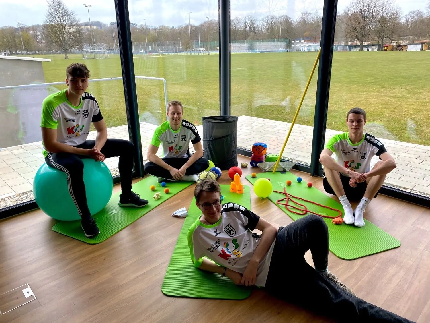 Statt mit Kindern in der Halle zu turnen, geben sie jetzt Sporteinheiten im Videoformat (von links): Felix Timmermann, Timo Maier, Leon Martinez und Liam Lodge.