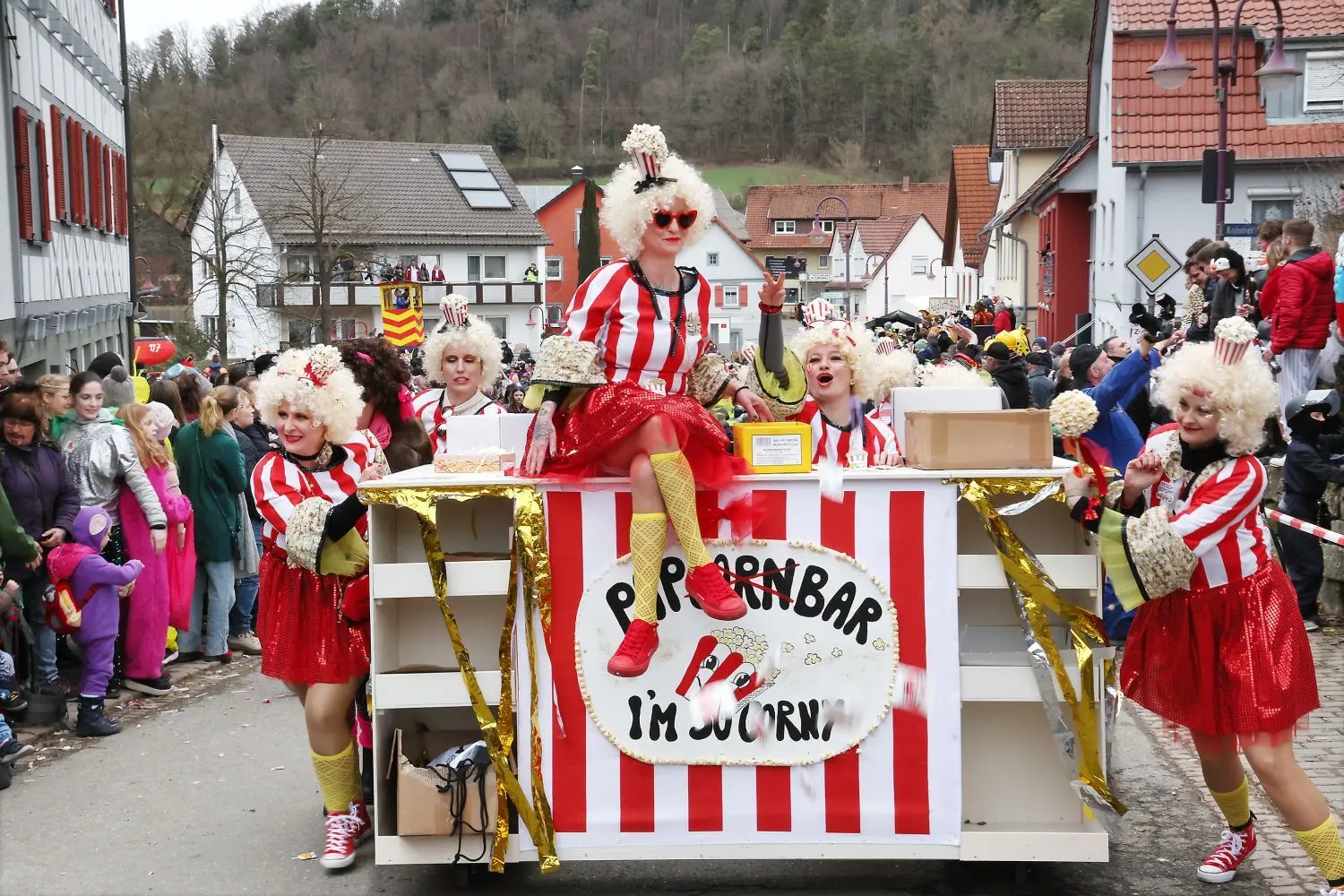 Die Frauen der Gruppe „Gsuacht ond gfonda“ bringen beim Umzug 2023 in Bühlerzell ihre Popcorn-Girls auf die Strecke.