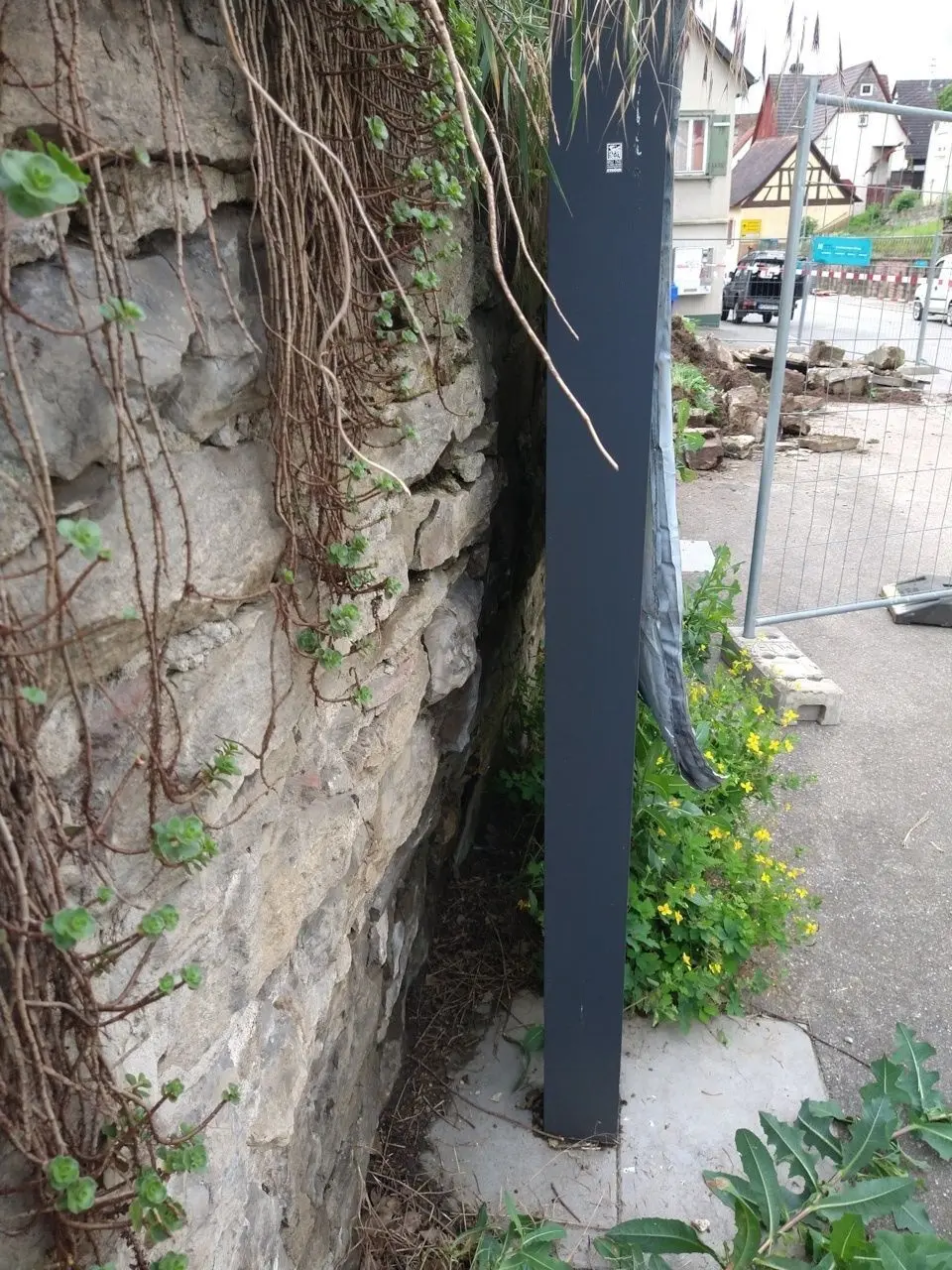 Die akute Gefährdungsstelle mit dem Mauerdruckteil hinter der Plakatwand.