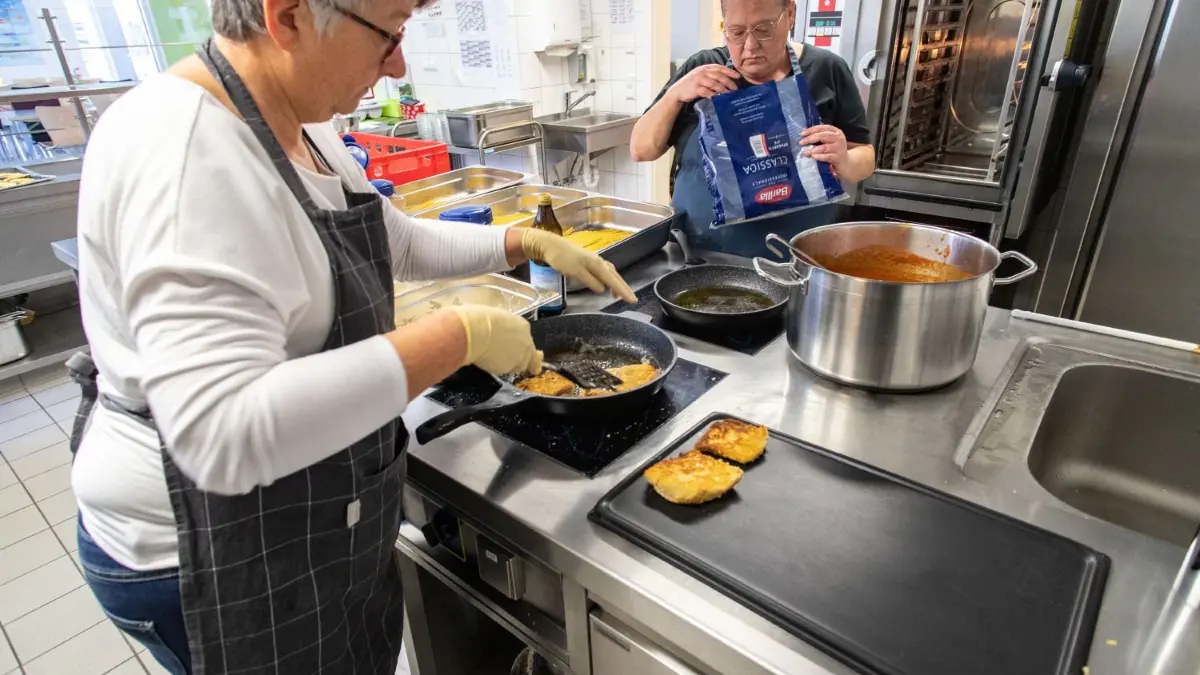 Beispiel für großes Engagement: In der Hogy-Mensa im Erdgeschoss des Haus der Jugend helfen Eltern und Großeltern beim Kochen und bei der Essensausgabe.