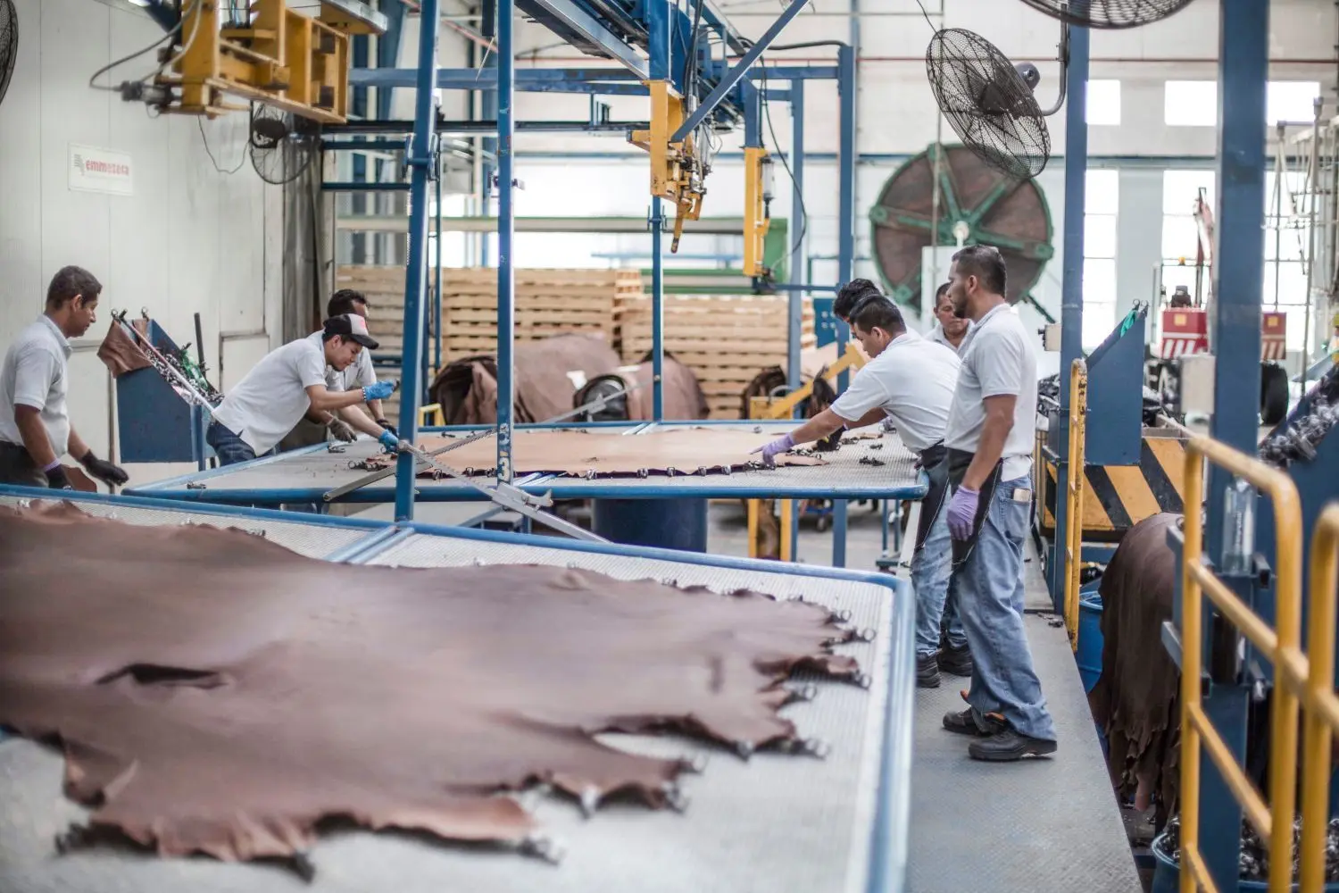 In Göppingen ist der Stammsitz mit Verwaltung und Entwicklung. Bader hat weltweit mehrere Produktionsstandorte, in denen das Leder gegerbt, veredelt und zu Autositzbezügen genäht wird. Auf dem Bild aus dem Werk Panama wird das gefärbte Leder getrocknet. ⇥