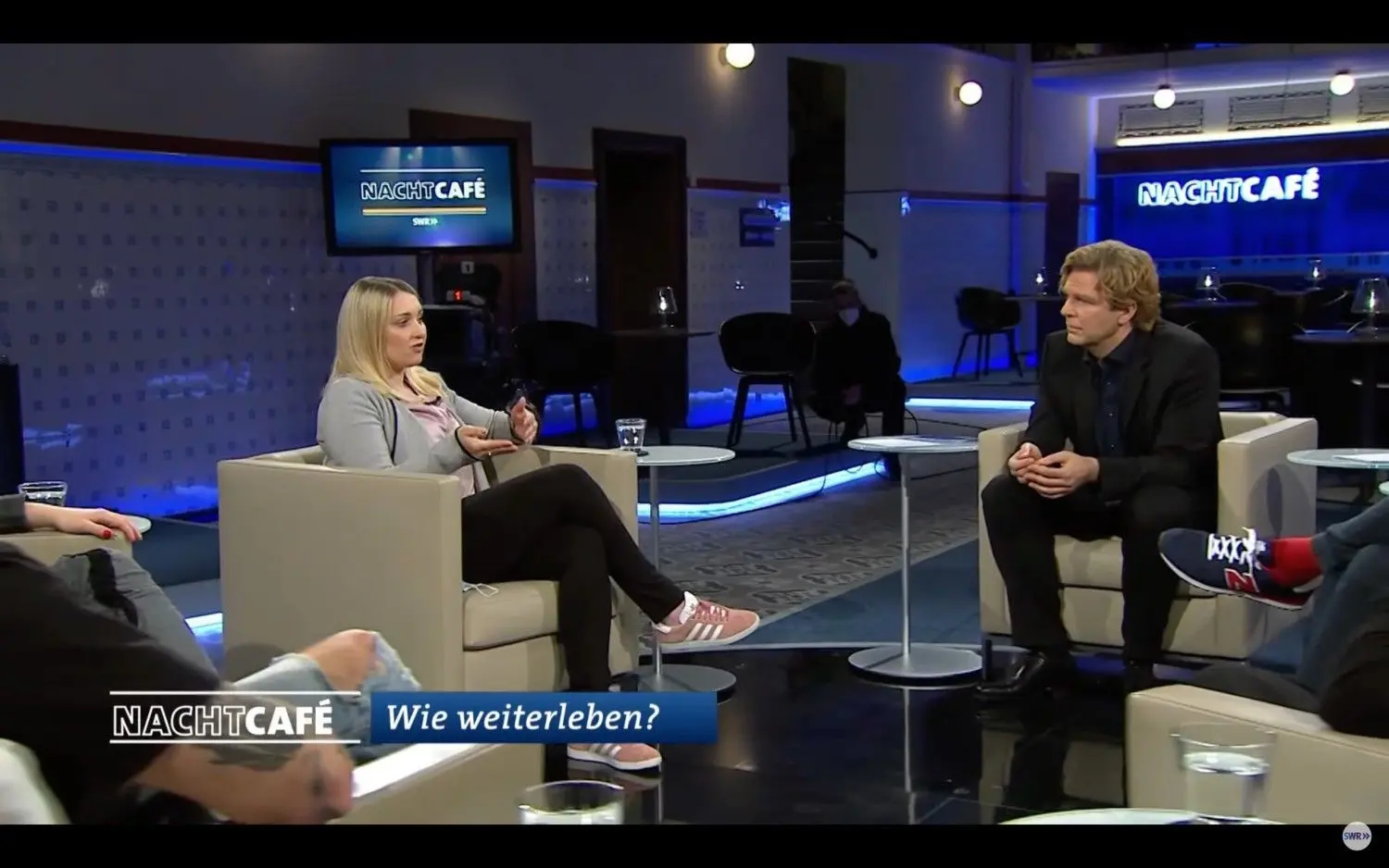 Jessica Hildinger berichtet Michael Steinbrecher über Tragödien  in ihrer Familie. ⇥