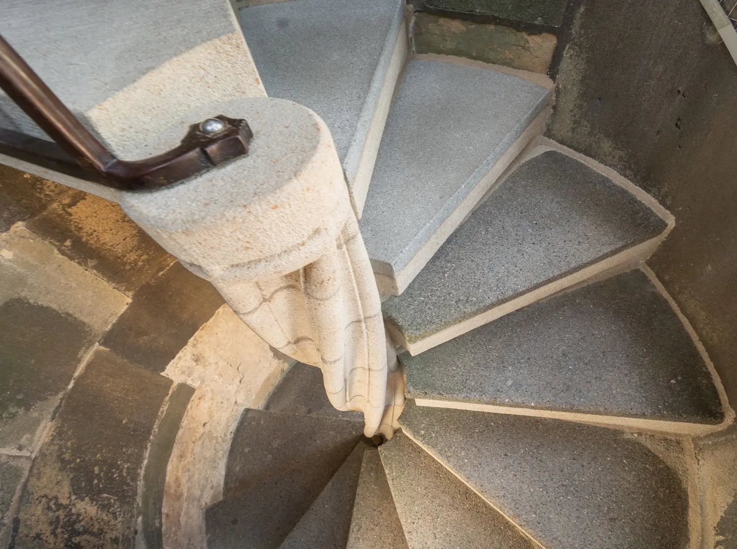 Die im Winter 2021/22 reparierten Treppenstufen im Münster. Dabei haben die Stufen eine so genannte Opferschicht aus Beton bekommen.