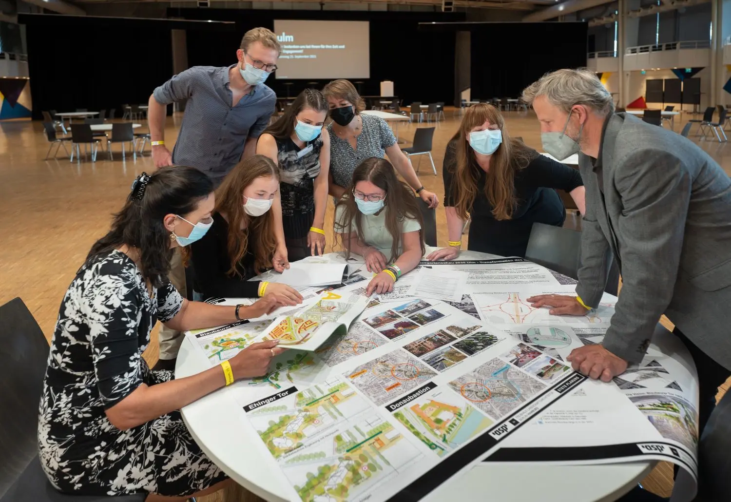 Was habt ihr für Ideen? 150 Bürgerinnen und Bürger waren am Wochenende in die Donauhalle eingeladen, um über die Landesgartenschau zu sprechen. Mit dabei war unter anderem die Abteilung Großprojekte der Stadt mit Baubürgermeister Tim von Winning (rechts).