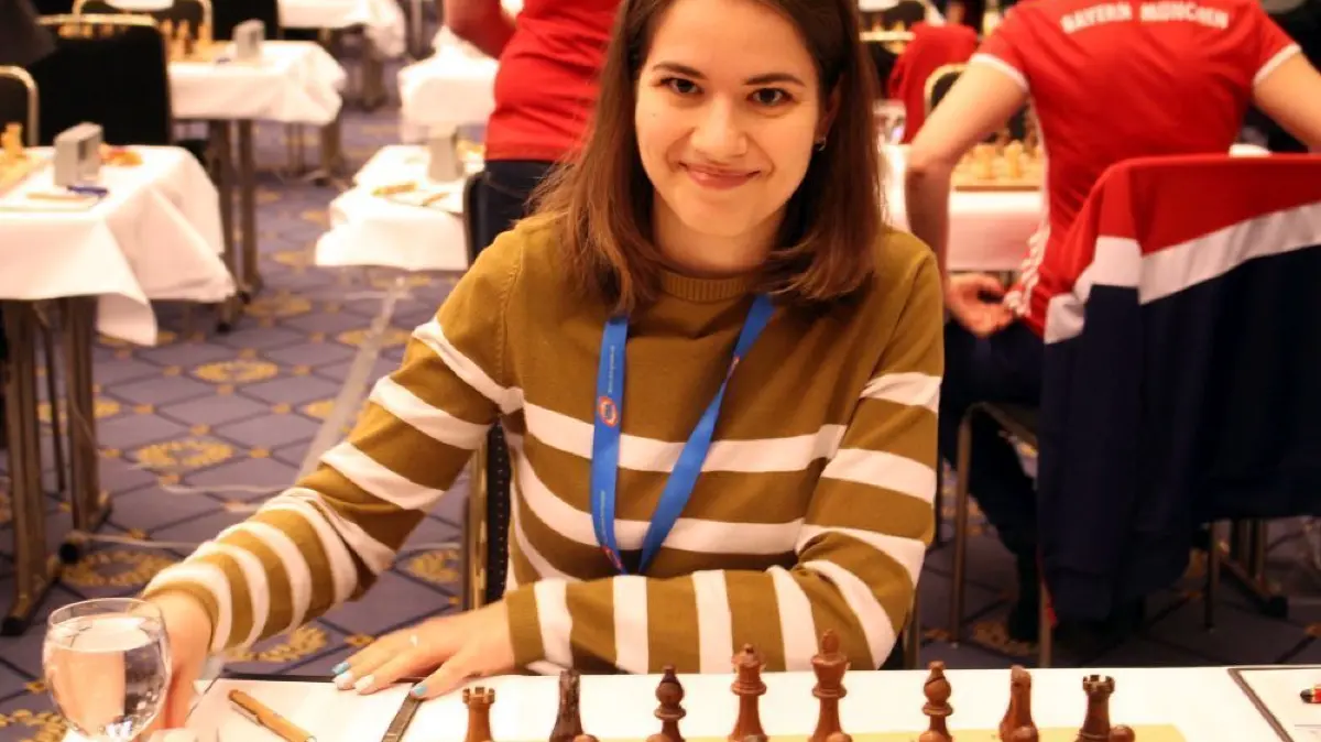 Alina Kashlinskaya ist vor Beginn einer Partie noch entspannt und lächelt in die Kamera. Nach der finalen Bundesligarunde in Berlin freut sich die Russin über die deutsche Vizemeisterschaft mit dem SK Schwäbisch Hall.