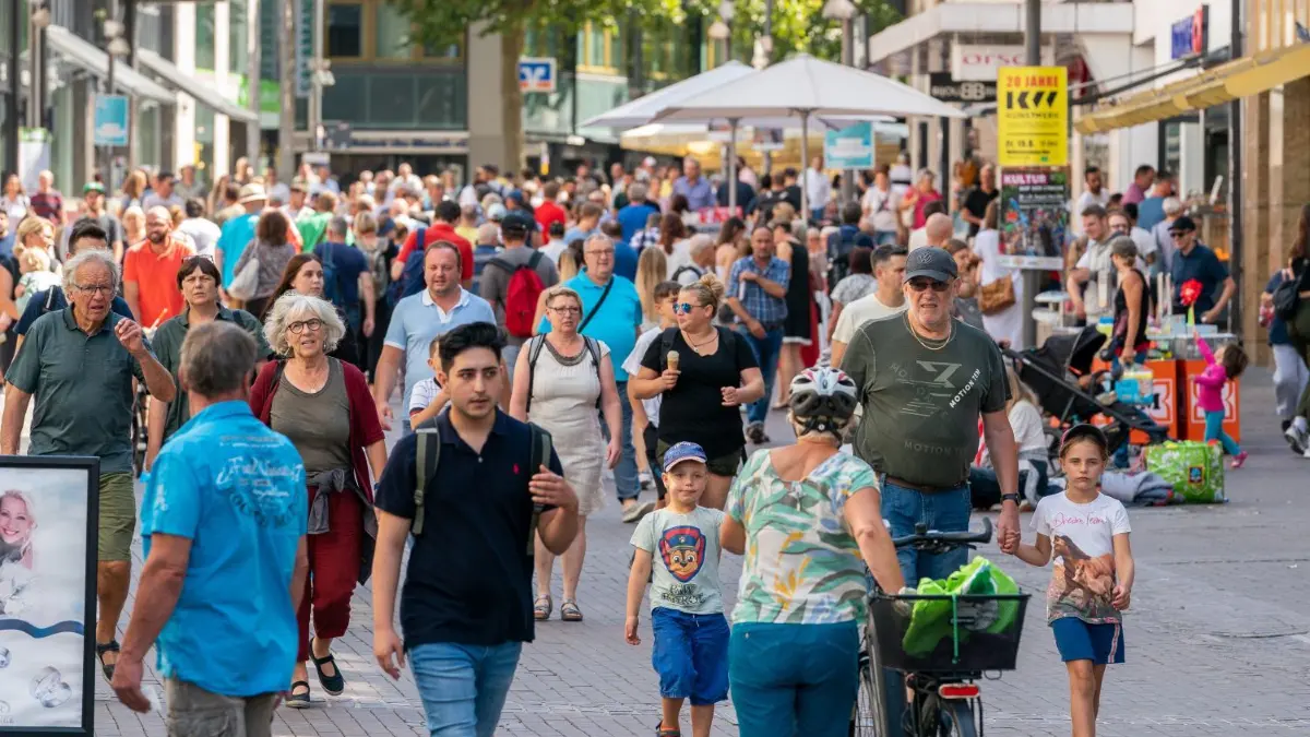 Der durchschnittliche Ulmer ist 42 Jahre alt.
Handel: Wie läuft das Sommergeschäft?
Ulmer Fußgängerzone, am Montag ist Mariä Himmelfahrt in Bayern, somit dürfte die Ulmer Einkaufsstraße voll sein.