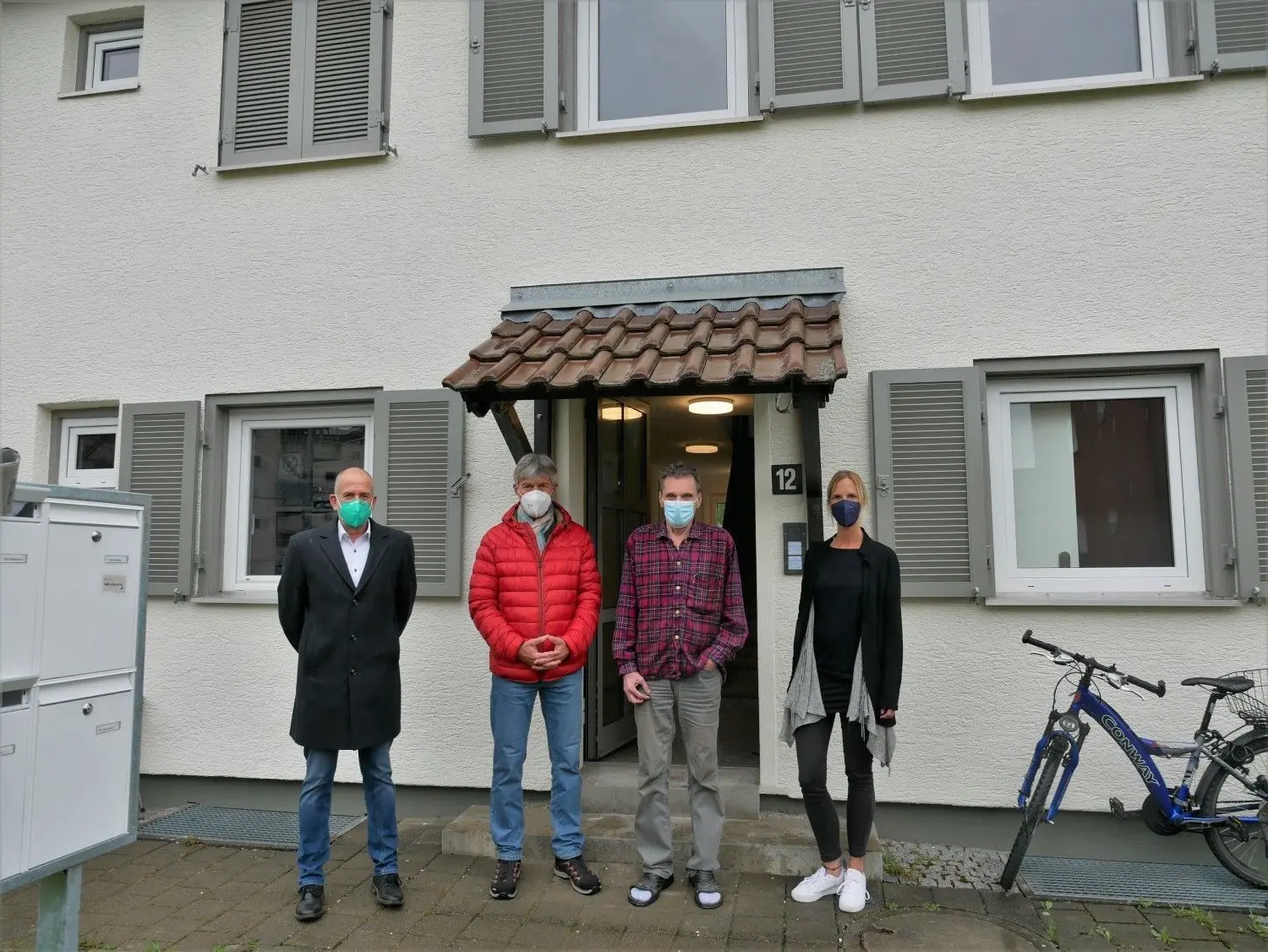 Ulrich Högel (von links), Jürgen Ruf, Wolfram Herrmann und Heike Hein freuen sich über die neue Oase in der Nähe der Reutlinger Christuskirche.