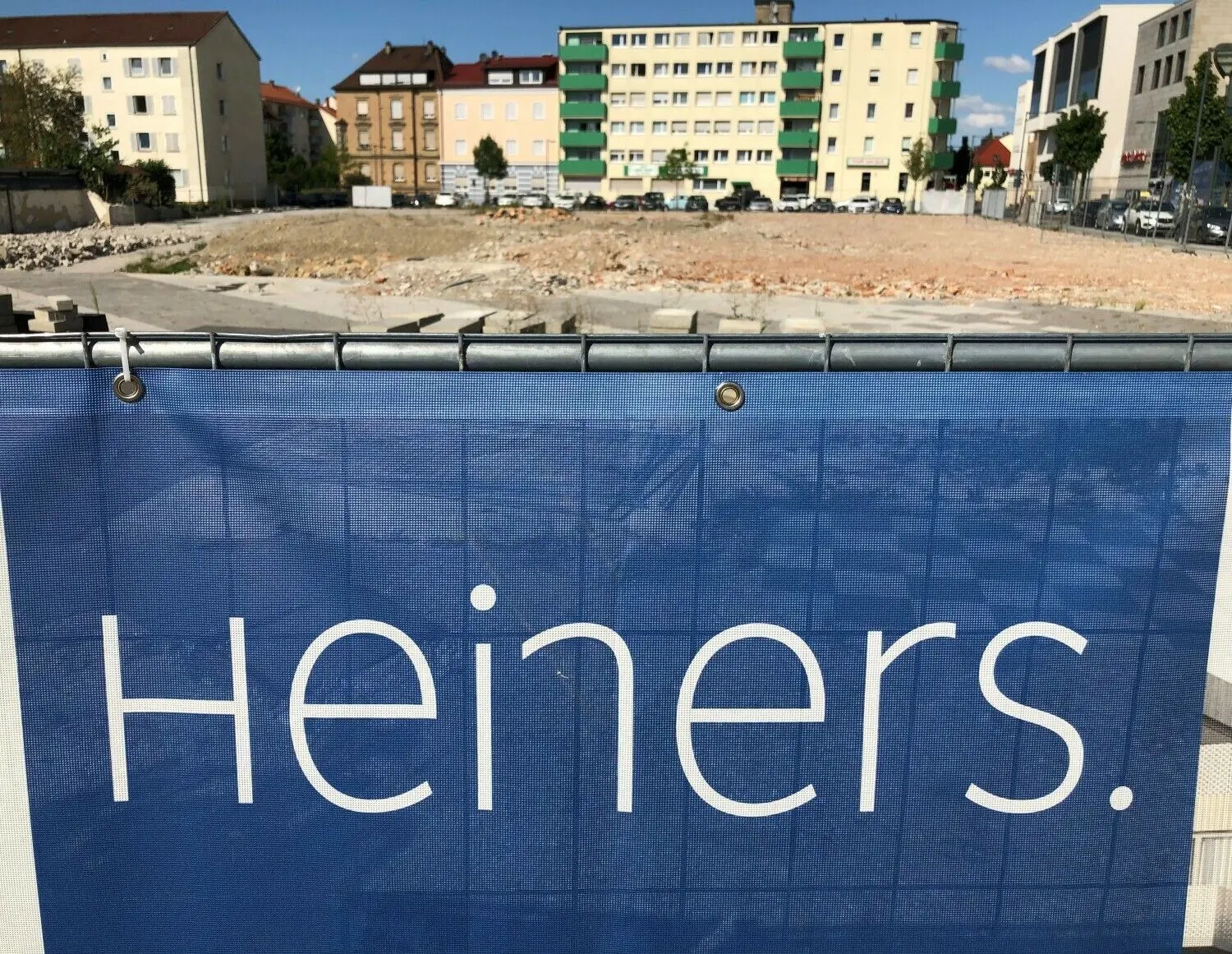 Seit Mitte Oktober wird gebaut, Ende 2025 soll das Heiners in Neu-Ulm fertig sein. Doch nun gibt es Ärger mit Nachbarn.