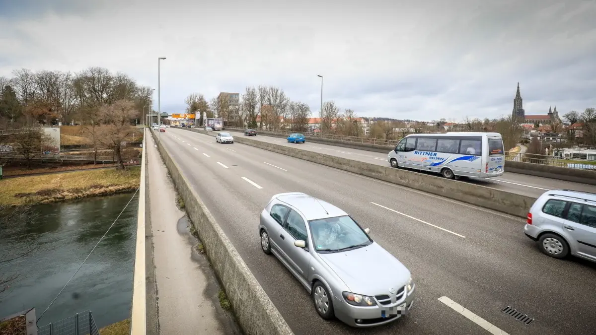 Acht statt sechs Spuren? 44 statt 25 Meter Breite? Die Adenauerbrücke spaltet.
Acht statt sechs Spuren? 44 statt 25 Meter Breite? Wir groß wird die künftige Adenauerbrücke?