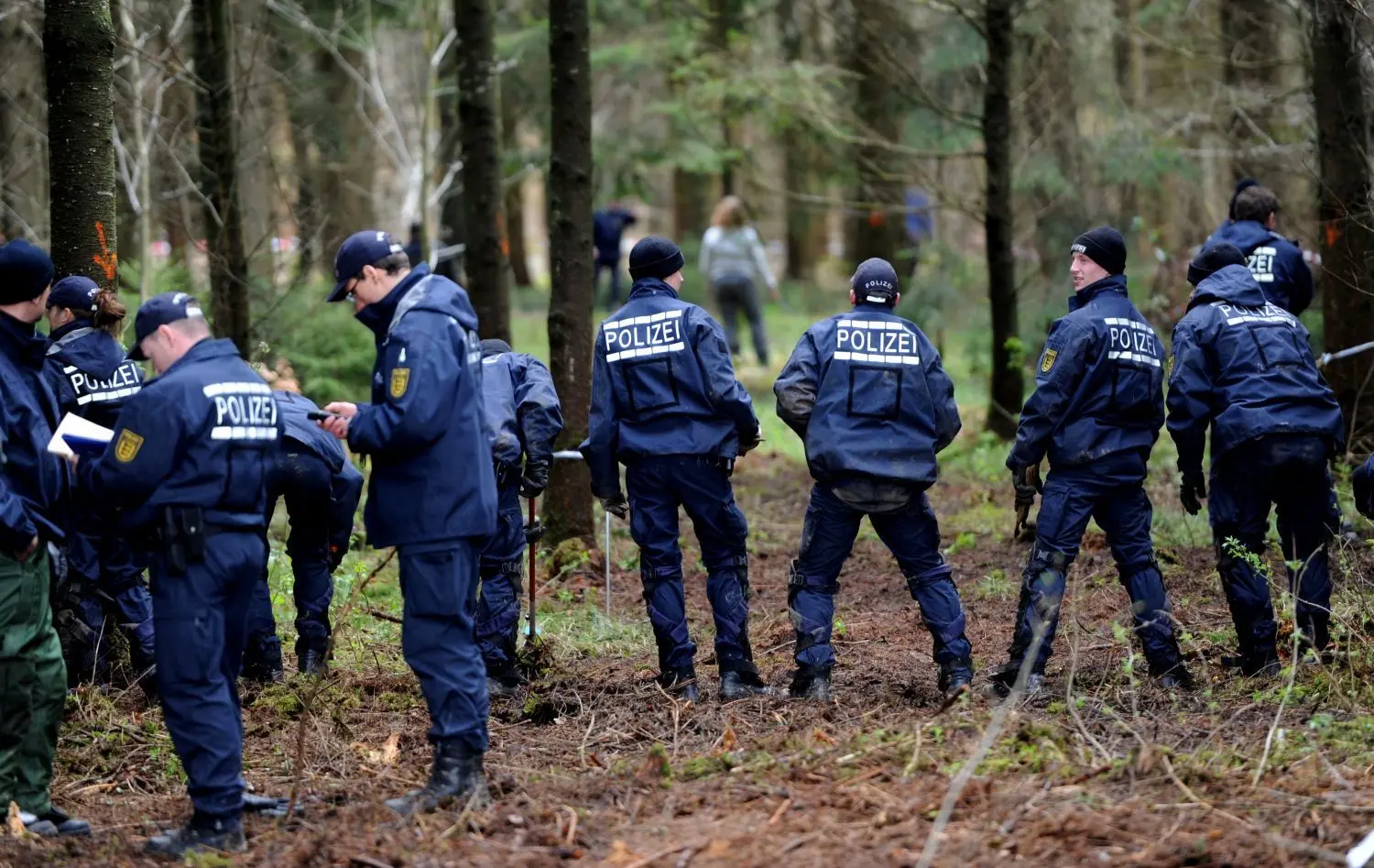 2012 durchkämmten Polizisten ein Waldgebiet bei Nietheim auf der Suche nach der Tatwaffe.