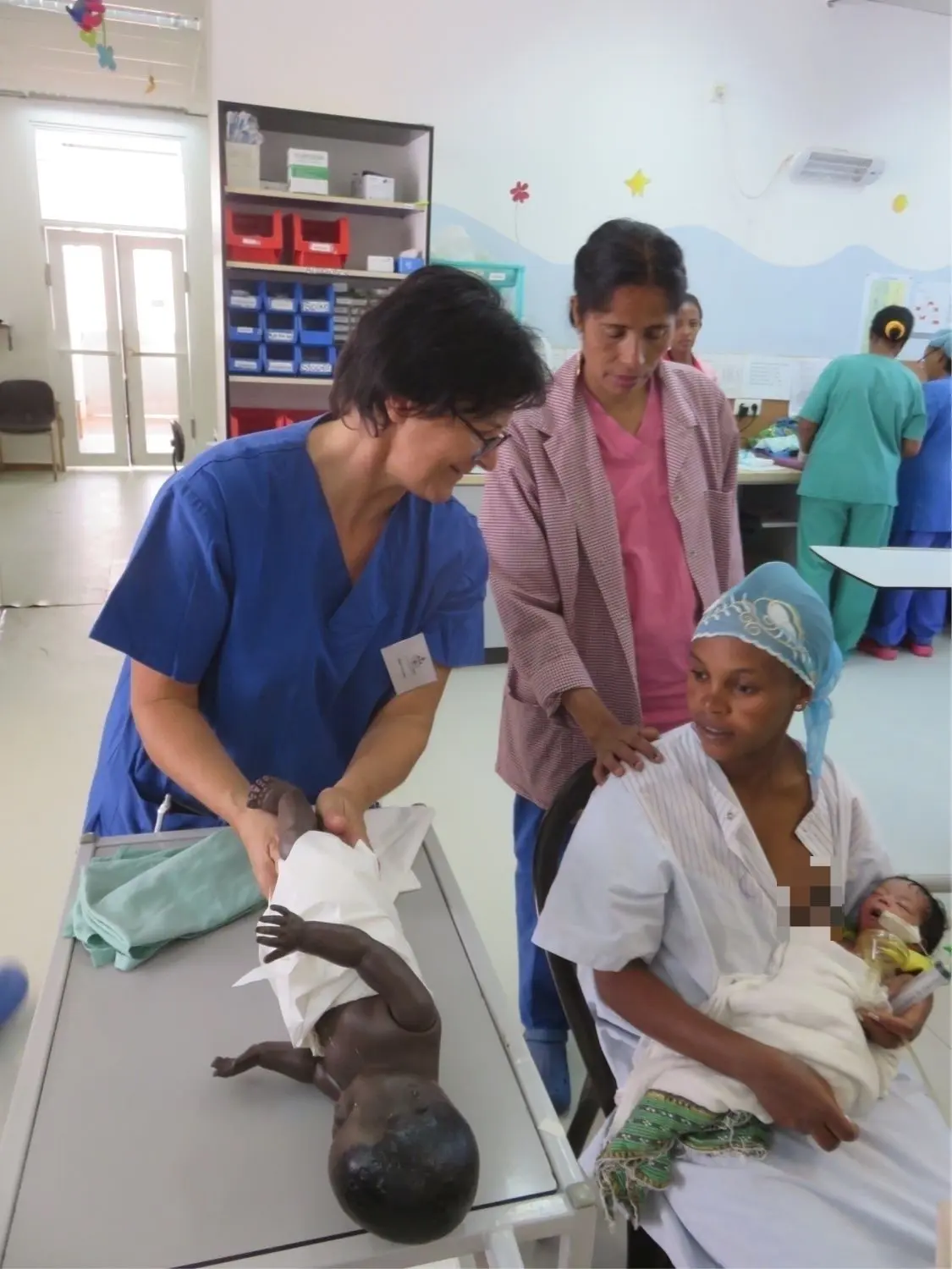 Die Böhringerin Beate Schneider bei ihrem Hilfseinsatz auf der Neugeborenen-Abteilung im Krankenhaus der Hauptstadt Asmara.