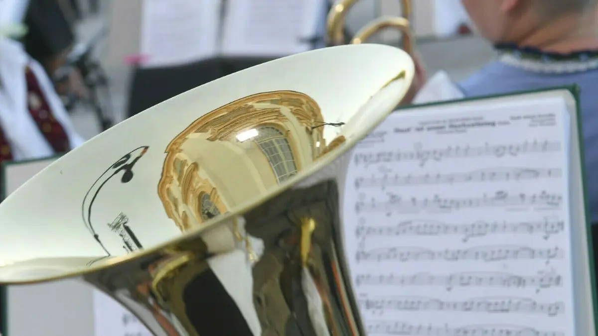 Blasmusik steht im Mittelpunkt beim Bezirksmusikfest in Reutti.
19.07.2022, Bayern, Oberschleißheim: Blasmusik spielt bei Sommerempfang des bayerischen Landtags auf Schloss Schleißheim. Foto: Felix Hörhager/dpa +++ dpa-Bildfunk +++