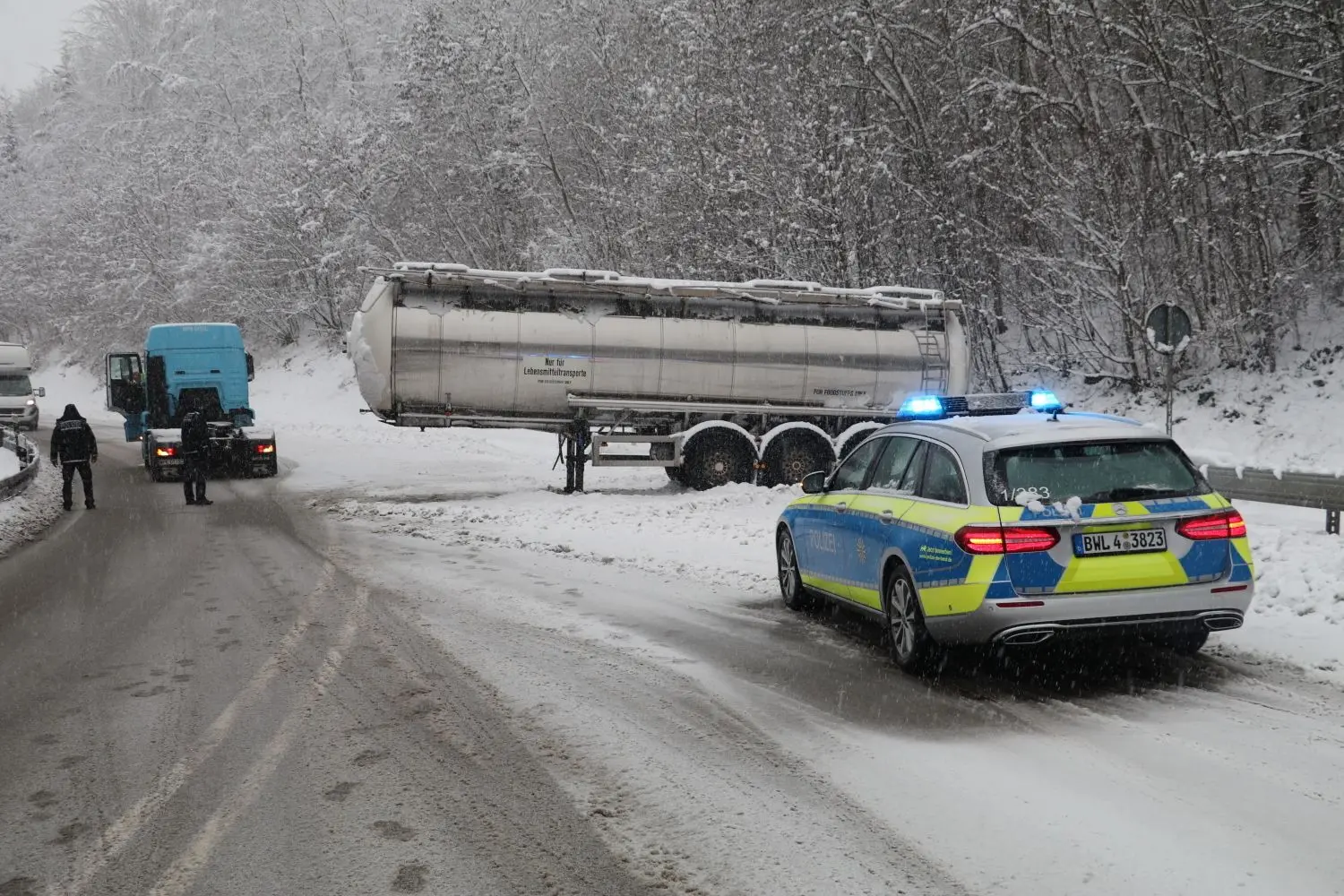 Auf der Roten Steige zwischen Michelfeld und Mainhardt stellt sich am frühen Dienstagnachmittag ein Sattelschlepper quer. Er muss abgeschleppt werden.