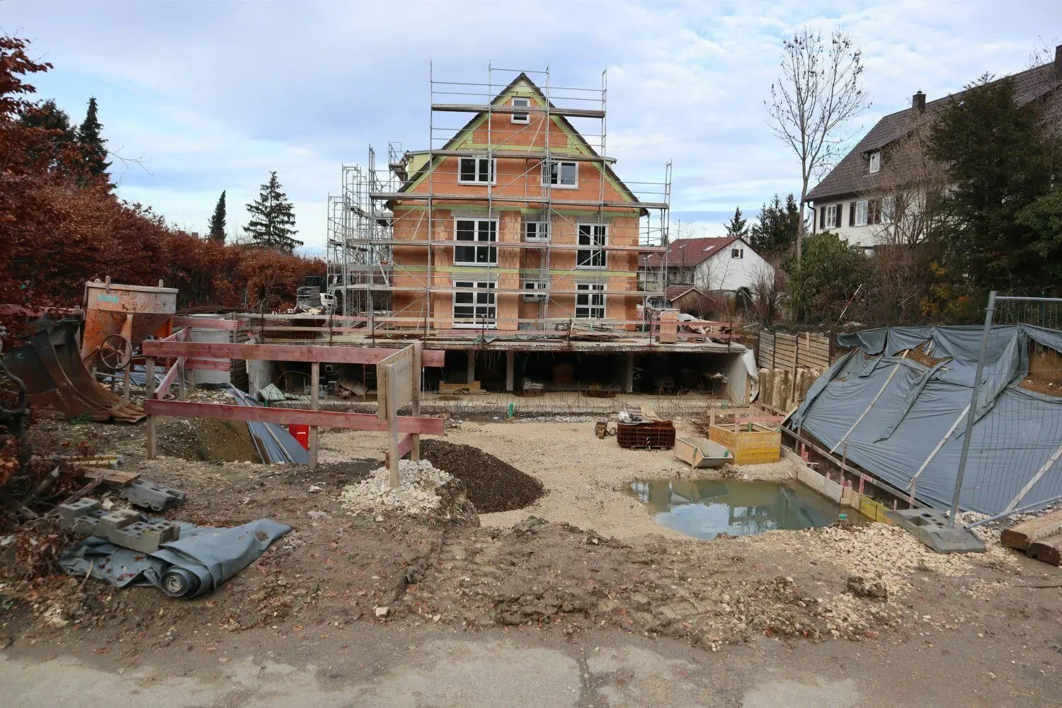 Im Reutlinger Stammesäckerweg sollen zwei Mehrfamilienhäuser mit zehn Wohnungen entstehen. Ein Gebäude ist bereits errichtet, seit Monaten tut sich auf der Baustelle aber nichts mehr.⇥
