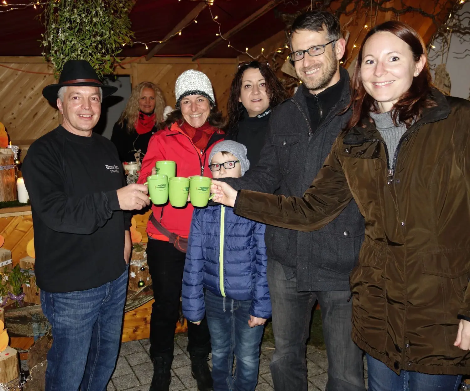 Mit Glühwein haben sich Dura-Hexa (links Zunftmeister Paul Aßfalg) und Gäste beim ersten Winterzauber in Emerkingen auf die Weihnachtszeit eingestimmt. ⇥