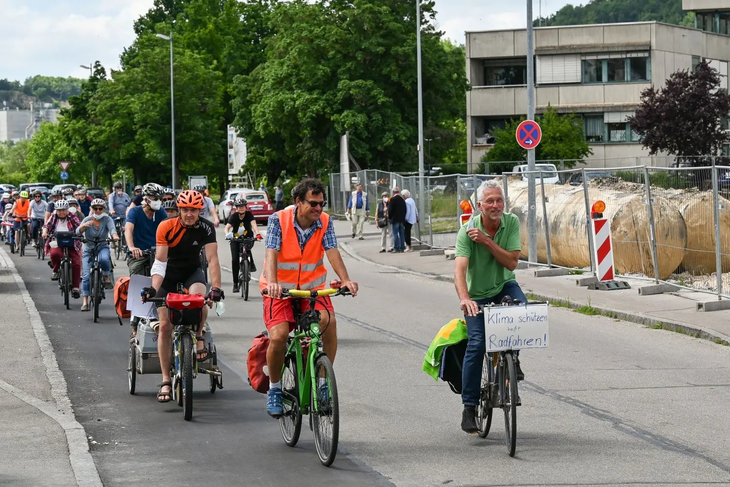 Robert Jungwirth (rechts) hatte als Vorsitzender der Blausteiner Grünen-Fraktion zur Fahrraddemo durchs Zentrum aufgerufen. Rund 60 Menschen schlossen sich an.