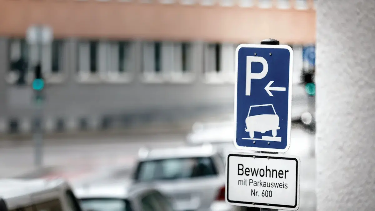 Seit das Mischparken gilt, finden Anwohner eher einen Parkplatz in der Heimstraße.
Parken auf dem Gehweg erlaubt