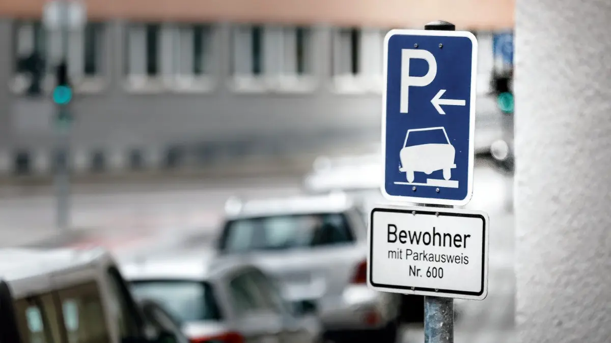 Seit das Mischparken gilt, finden Anwohner eher einen Parkplatz in der Heimstraße.
Parken auf dem Gehweg erlaubt