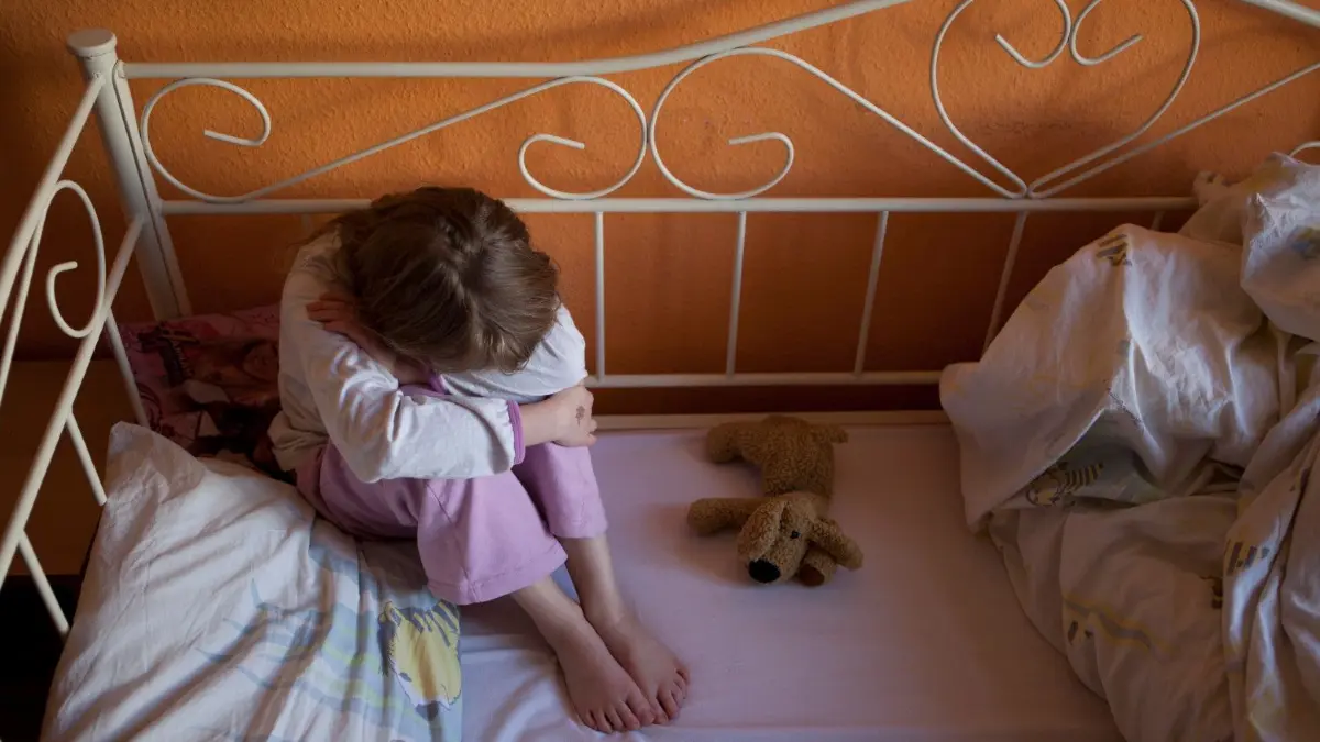 Ängste, Bauchschmerzen, Rückzug: All das sind Anzeichen dafür, dass Kinder mit einer Situation überfordert sind, weil sie in irgendeiner Form vernachlässigt werden.
ILLUSTRATION - Ängste, Bauchschmerzen, Rückzug: All das sind Anzeichen dafür, dass Kinder mit einer Situation überfordert sind. Foto: Silvia Marks/dpa-mag - Honorarfrei nur für Bezieher des Dienstes dpa-Magazin +++ dpa-Magazin +++