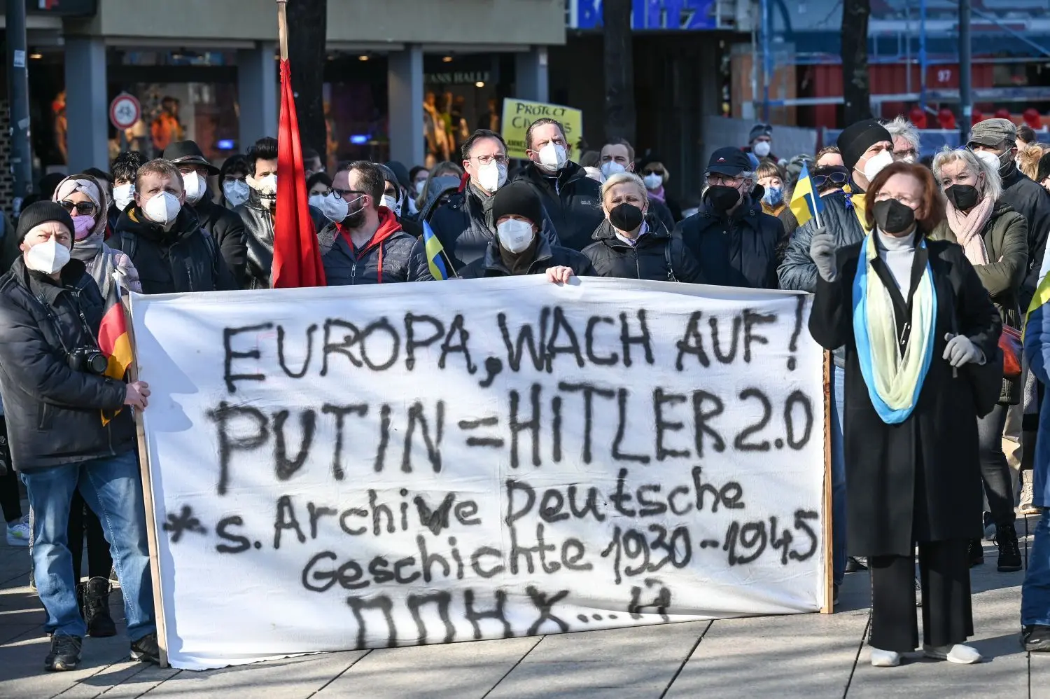 Kundgebung „Solidarität mit der Ukraine, gegen die russischen Anschläge“ am Sonntag auf dem Ulmer Münsterplatz.