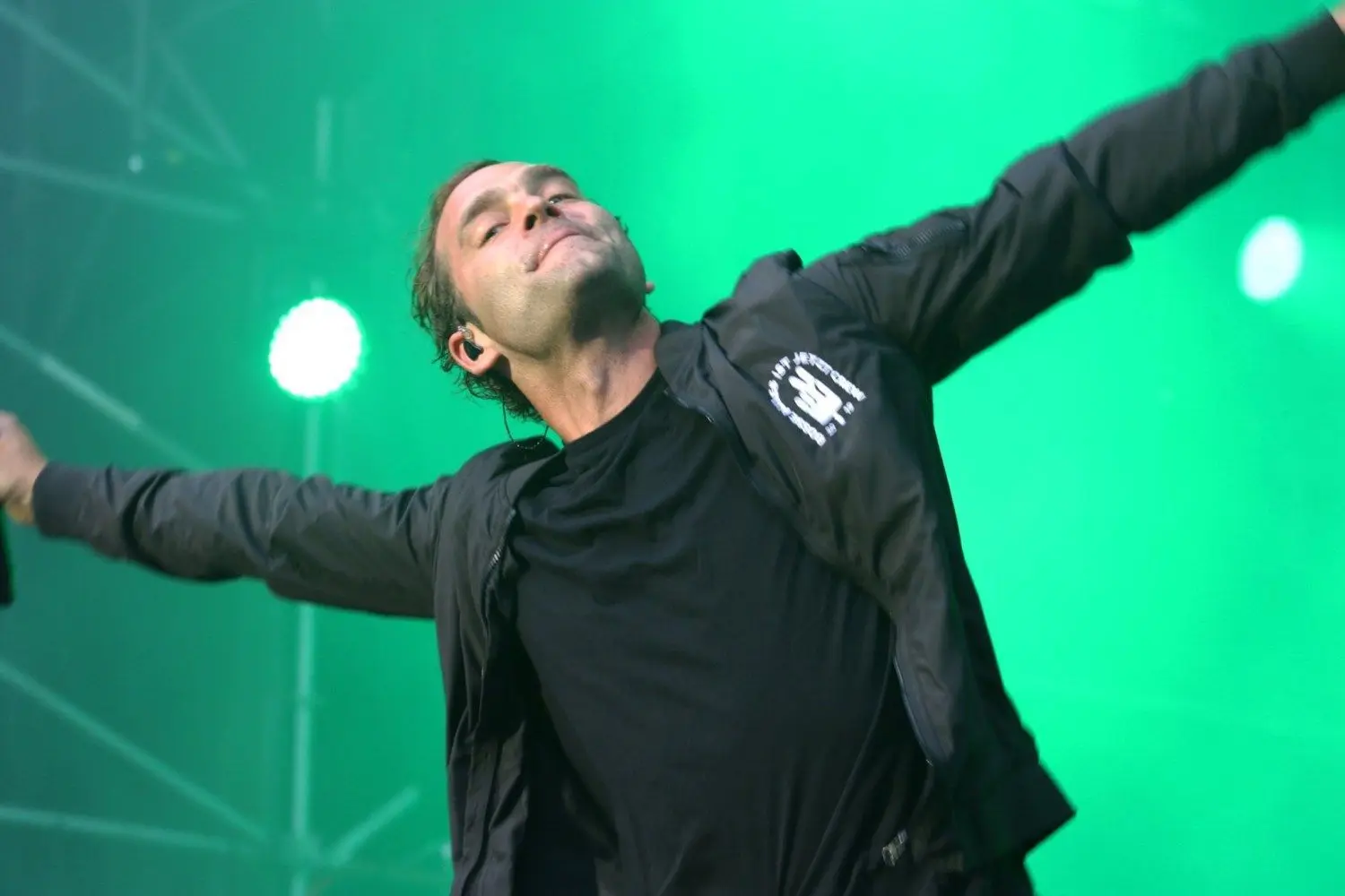 Bosse hat beim Taubertal-Festival 2019 trotz anhaltendem Regen mit unzähligen Besuchern im Regenmantel gefeiert.