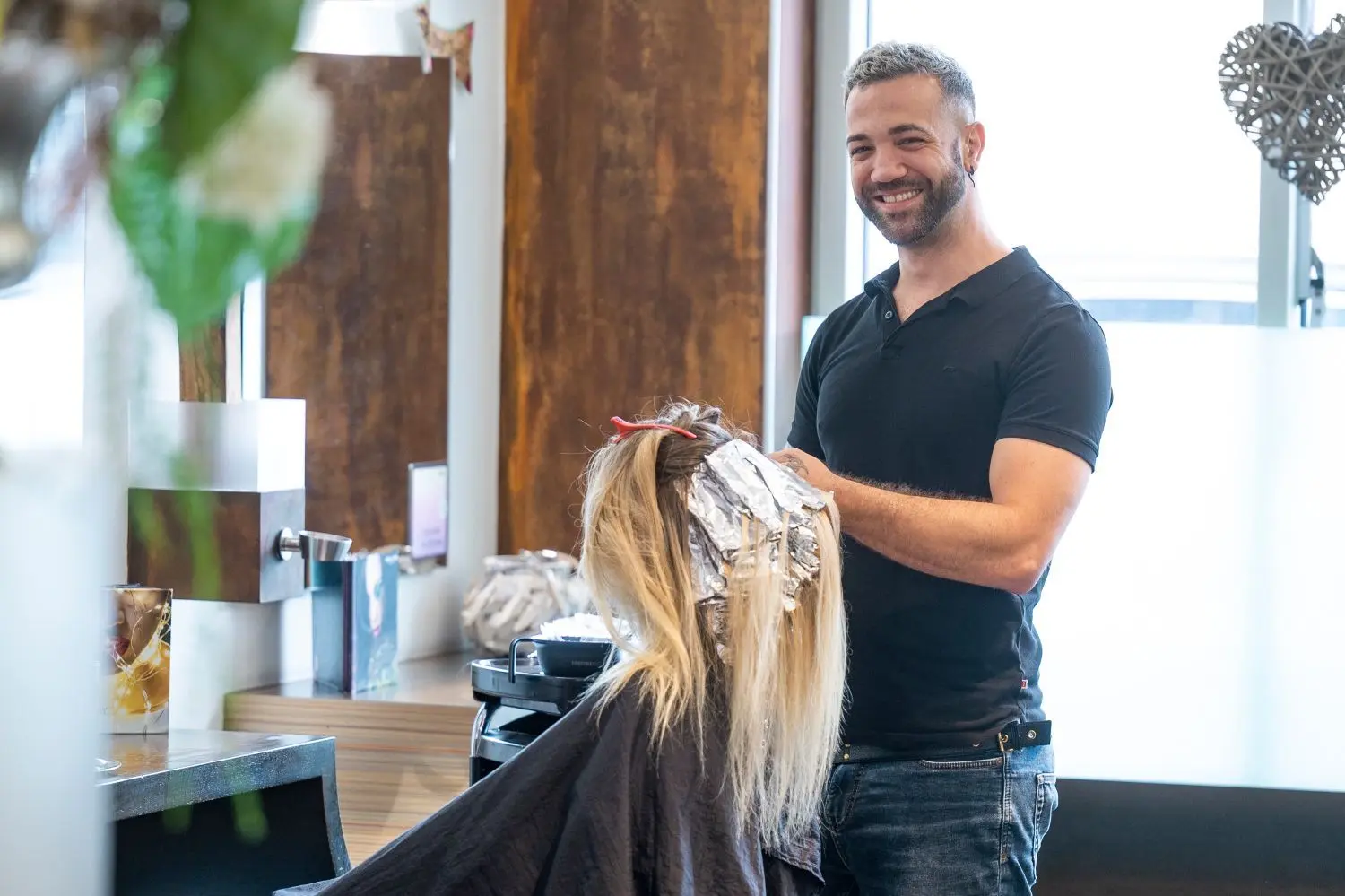 Friseur Francesco Scavo in seinem Salon in der Syrlinstraße. Er freut sich riesig auf sein Engagement auf der Pariser Fashion Week. Er stylt die Models für die Laufstege.  ⇥