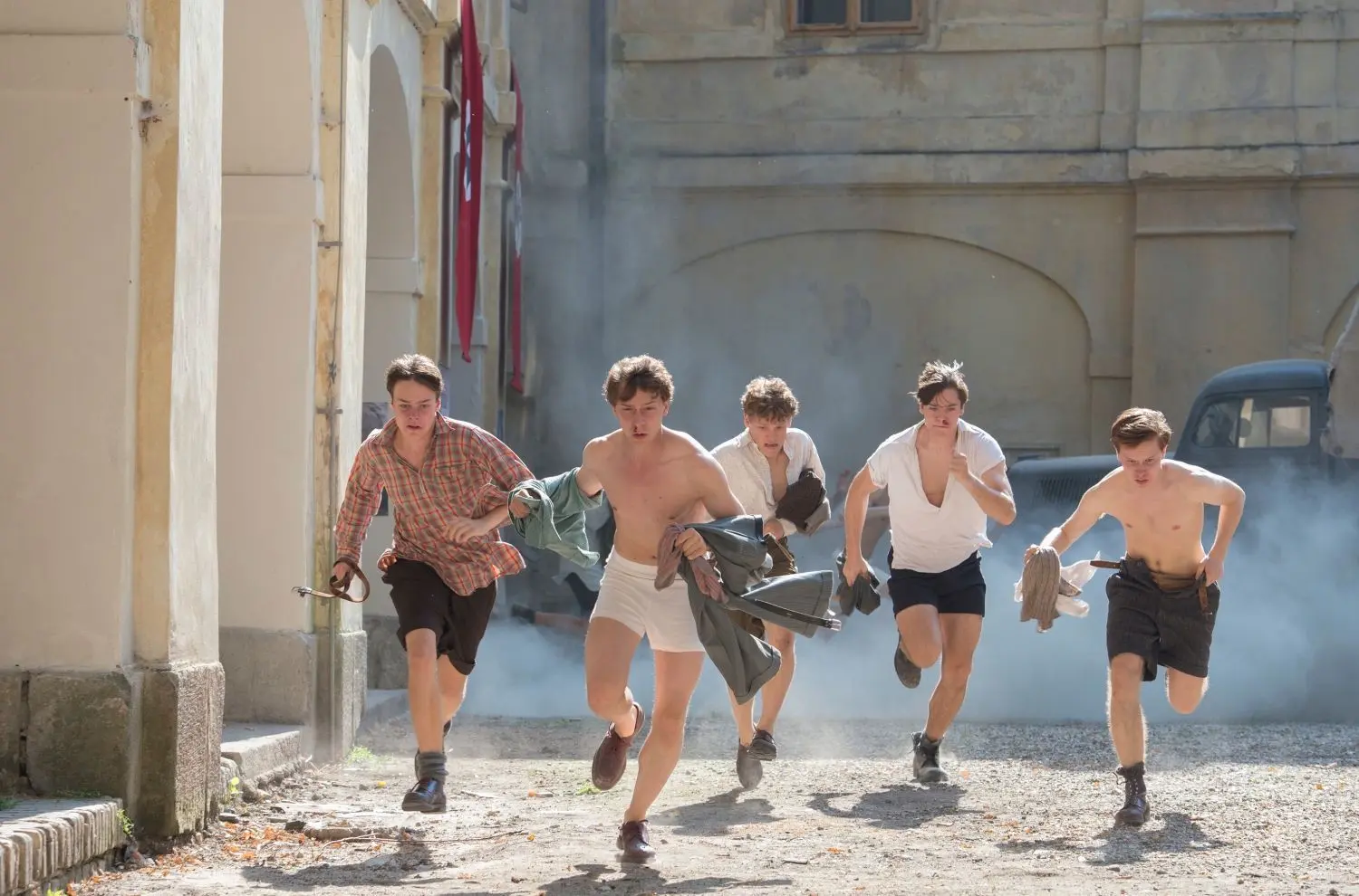 ARD/SWR FILMMITTWOCH IM ERSTEN, "Die Freibadclique", Fernsehfilm Deutschland 2018, am Mittwoch (28.03.18) um 20:15 Uhr im ERSTEN. Bombenalarm während der Musterung: Die Jungs der Freibadclique nutzen die Gelegenheit zur Flucht. Bubu (Andreas Warmbrunn), Onkel (Jonathan Berlin), Hosenmacher (Laurenz Lerch), Knuffke (Theo Trebs) und Zungenkuss (Joscha EiÃ?en). © SWR/Ivan Maly, honorarfrei - Verwendung gemäÃ? der AGB im engen inhaltlichen, redaktionellen Zusammenhang mit genannter SWR-Sendung bei Nennung "Bild: SWR/Ivan Maly" (S2+). SWR-Presse/Bildkommunikation, Baden-Baden, Tel: 07221/929-22202, foto@swr.de⇥