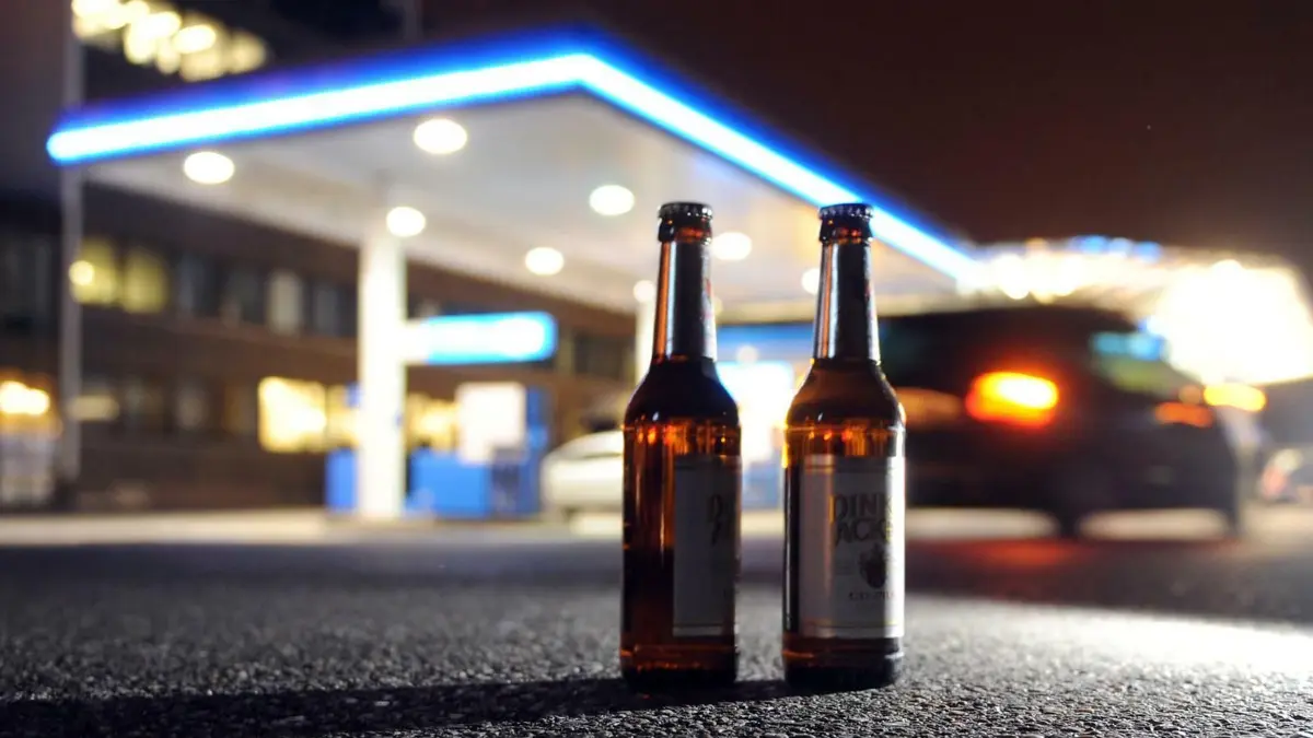 Zehn bis 13 Bier hat der nun Angeklagte eigener Aussage nach am Tattag getrunken. An der Ran-Tankstelle in Blaustein kam es zur Auseinandersetzung. (Symbolbild)
Zwei Flaschen Bier stehen in der Nacht vor einer Tankstelle in Stuttgart (Illustration vom Samstag 06.03.2010). Seit dem 01.03.2010 gilt in Baden-Württemberg von 22.00 bis 5.00 ein nächtliches Alkoholverkaufsverbot. Foto: Bernd Weißbrod dpa/lsw (zu lsw Korr vom 07.03.2010) +++(c) dpa - Bildfunk+++