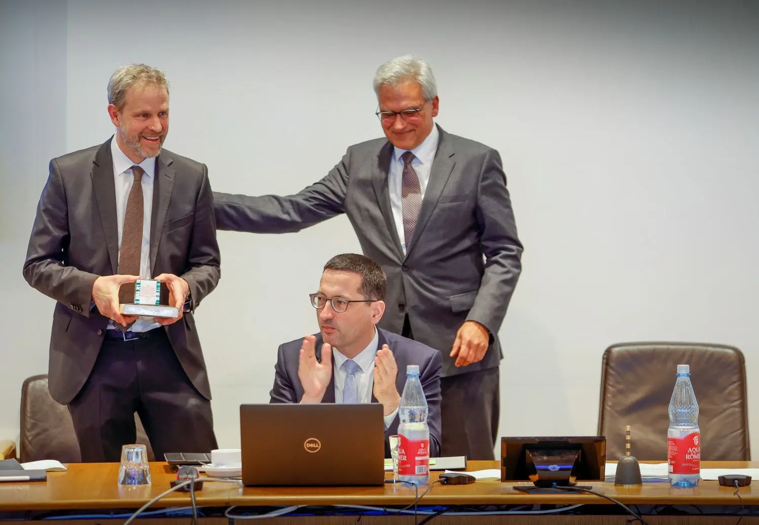 Die Freude nach dem Sturm: Oberbürgermeister Gunter Czisch gratuliert Baubürgermeister Tim von Winning nach der Wahl, Finanzbürgermeister Martin Bendel applaufiert.⇥
