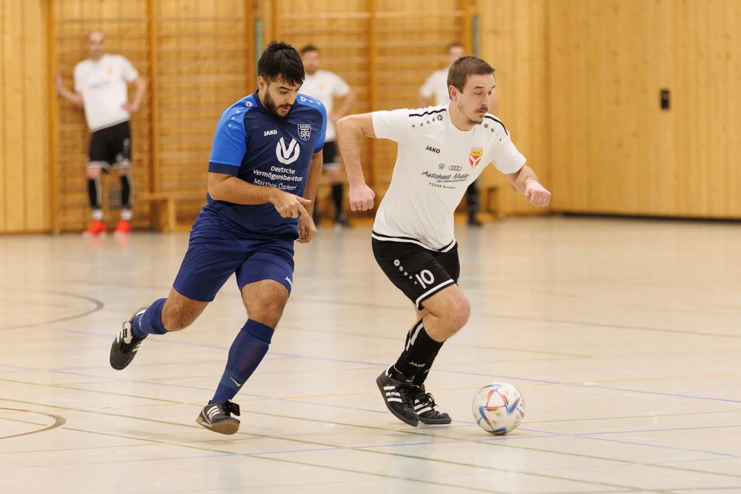 Die Eybacher Kicker um Robert Funk (rechts) stürmen bis ins Finale, müssen sich dort aber dem FTSV Kuchen II beugen.
