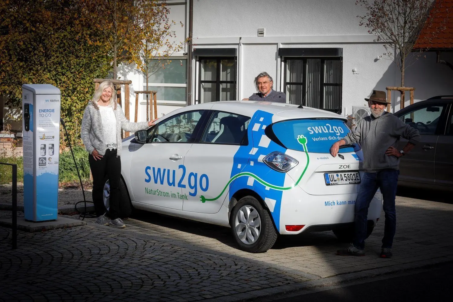 Öfter mit dem Miet-Auto in Berghülen und Umgebung unterwegs (v. l.): Martina Reichmann, Joachim Tomann, Konrad Schwarzenbolz. ⇥