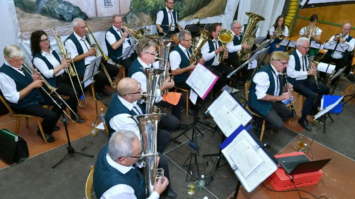 Die Veteranenkapelle des Musikvereins Harmonia Allmendingen präsentierte sich beim Festabend zu ihrem 30-jährigen Bestehen hoch motiviert und mit großer Spielfreude.⇥
Sichelhenke in Hausen - Jubiläumsabend 30 Jahre Veteranenkapelle. Die Veteranenkapelle des MV „Harmonia“ Allmendingen präsentierte sich beim Jubiläumsabend zum ihrem 30-jährigen Bestehen hoch motiviert und mit ansteckender Spielfreude.
