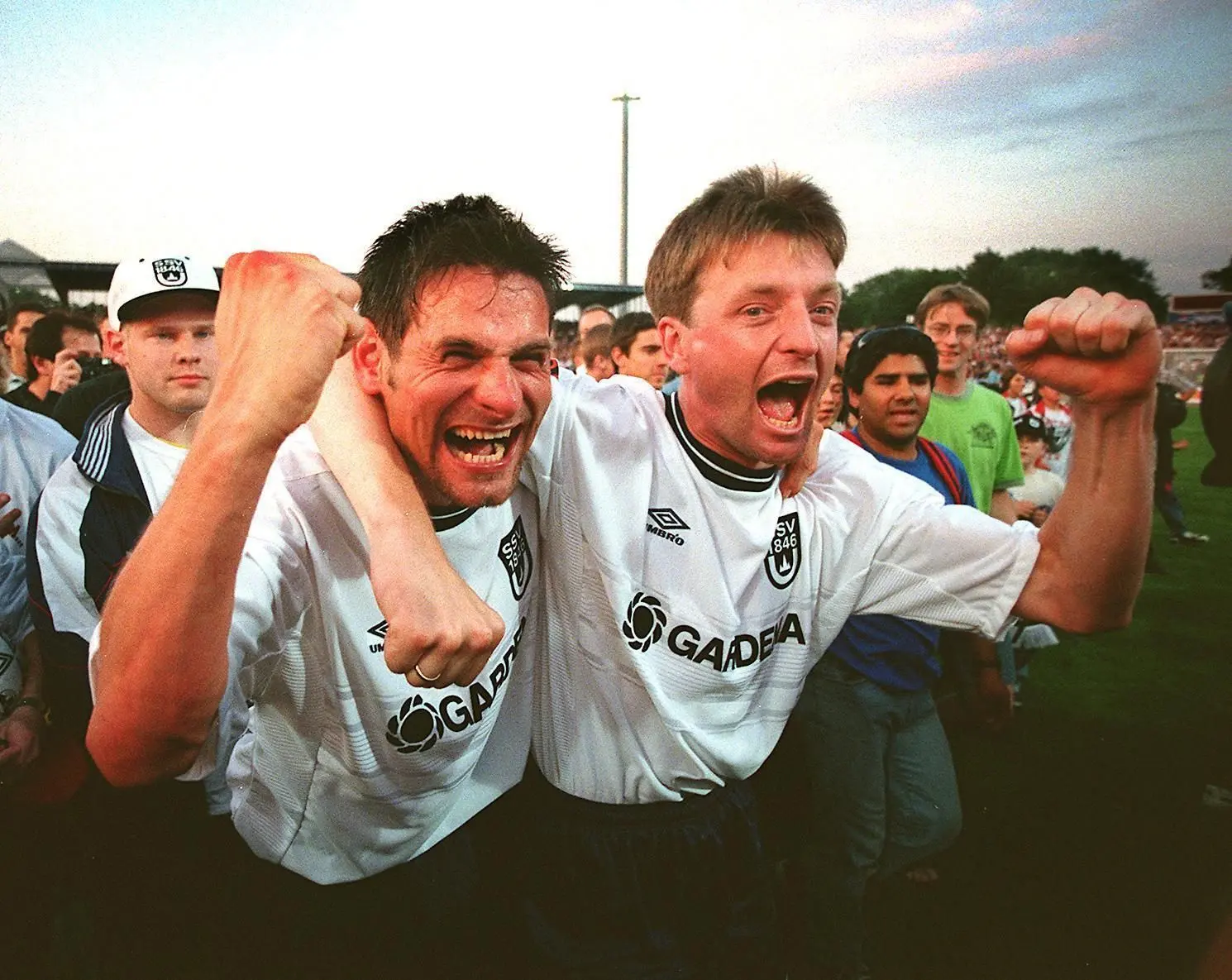 Die Spieler Oliver Otto und Rainer Widmayer (rechts) jubeln am letzten Spieltag der 2. Liga: Die Spatzen steigen auf!