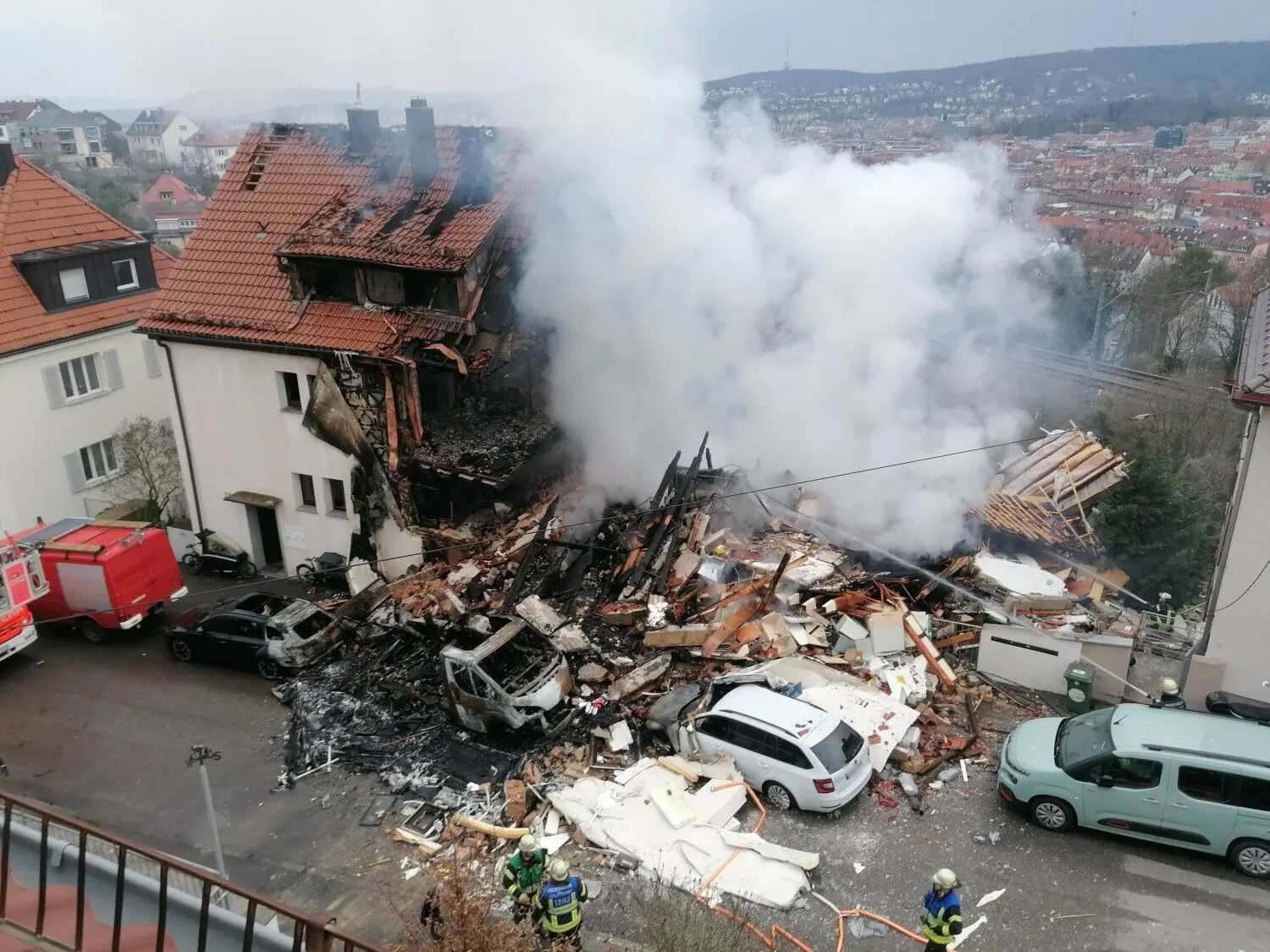 Nach einer mutmaßlichen Gasexplosion in einem Wohnhaus im Westen Stuttgarts wird eine Anwohnerin vermisst.
