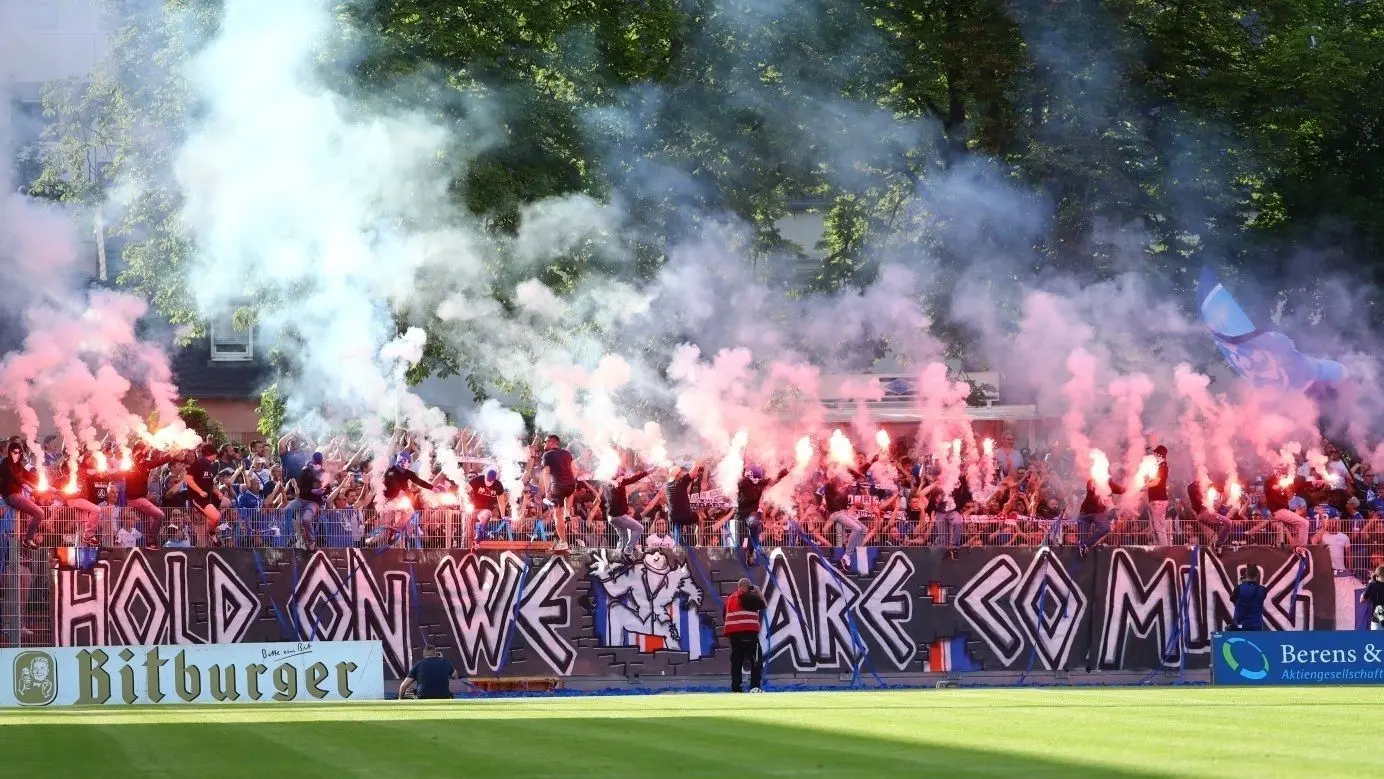 Mehr als 1000 fanatische Fans unterstützten die Stuttgarter Kickers am 14. Juni in Trier. Das 1:1-Remis im Moselstadion verhalf allerdings Gastgeber Eintracht Trier zum Regionalliga-Aufstieg, die Degerlocher verbleiben in der Oberliga. Doch im DFB-Pokal gegen Bundesligaabsteiger Fürth durften die Blauen vor 7500 Fans auf der Waldau jubeln.⇥